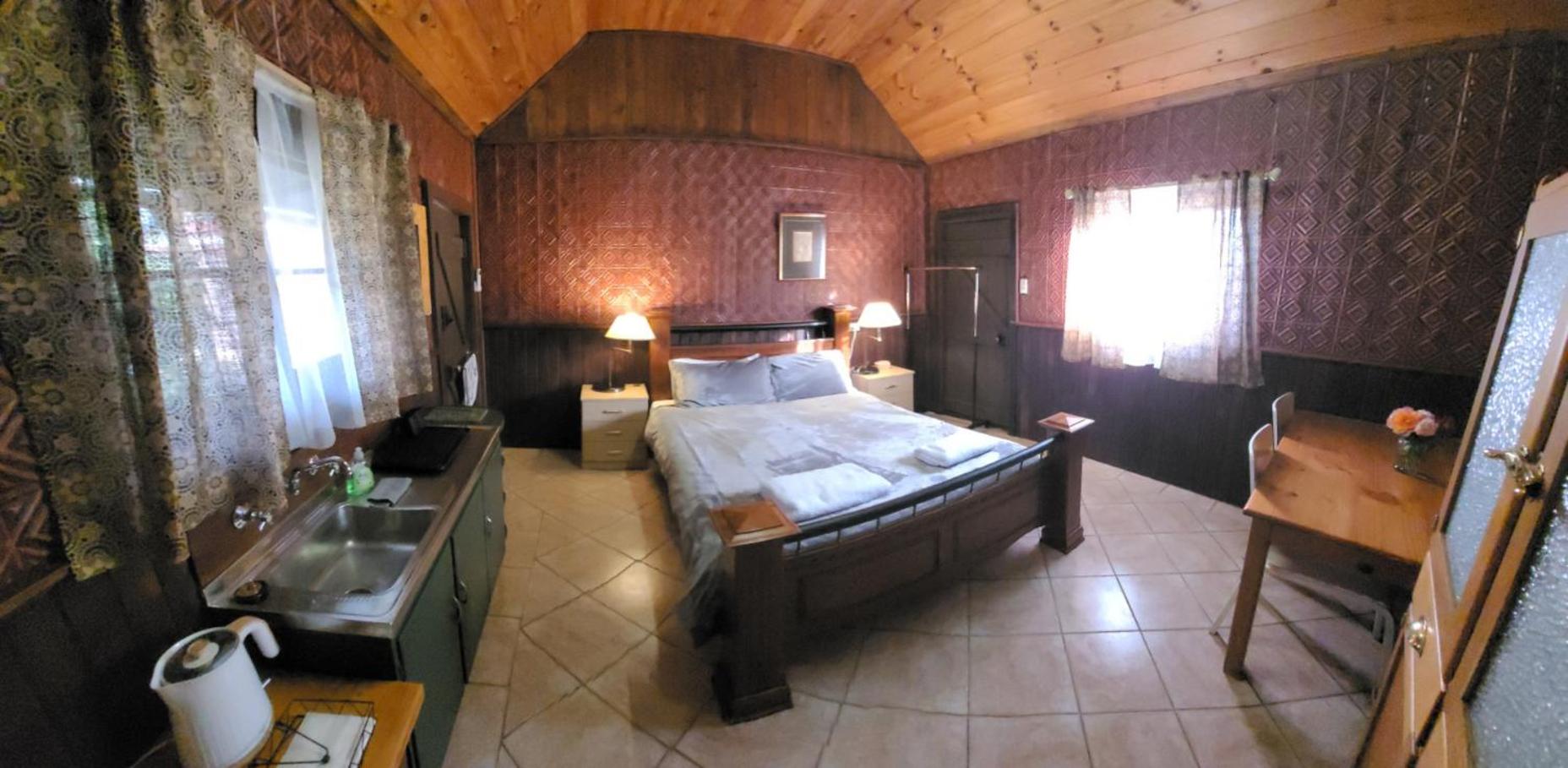 Queen Room with Shared Bathroom photo 1