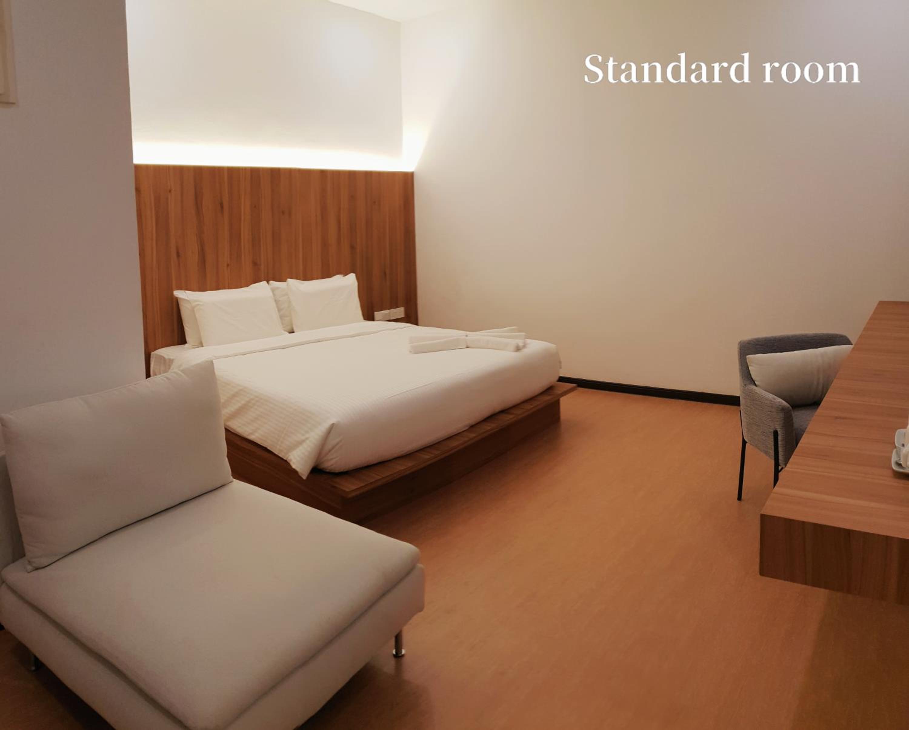 Standard King Room (No Window) - Photo 5