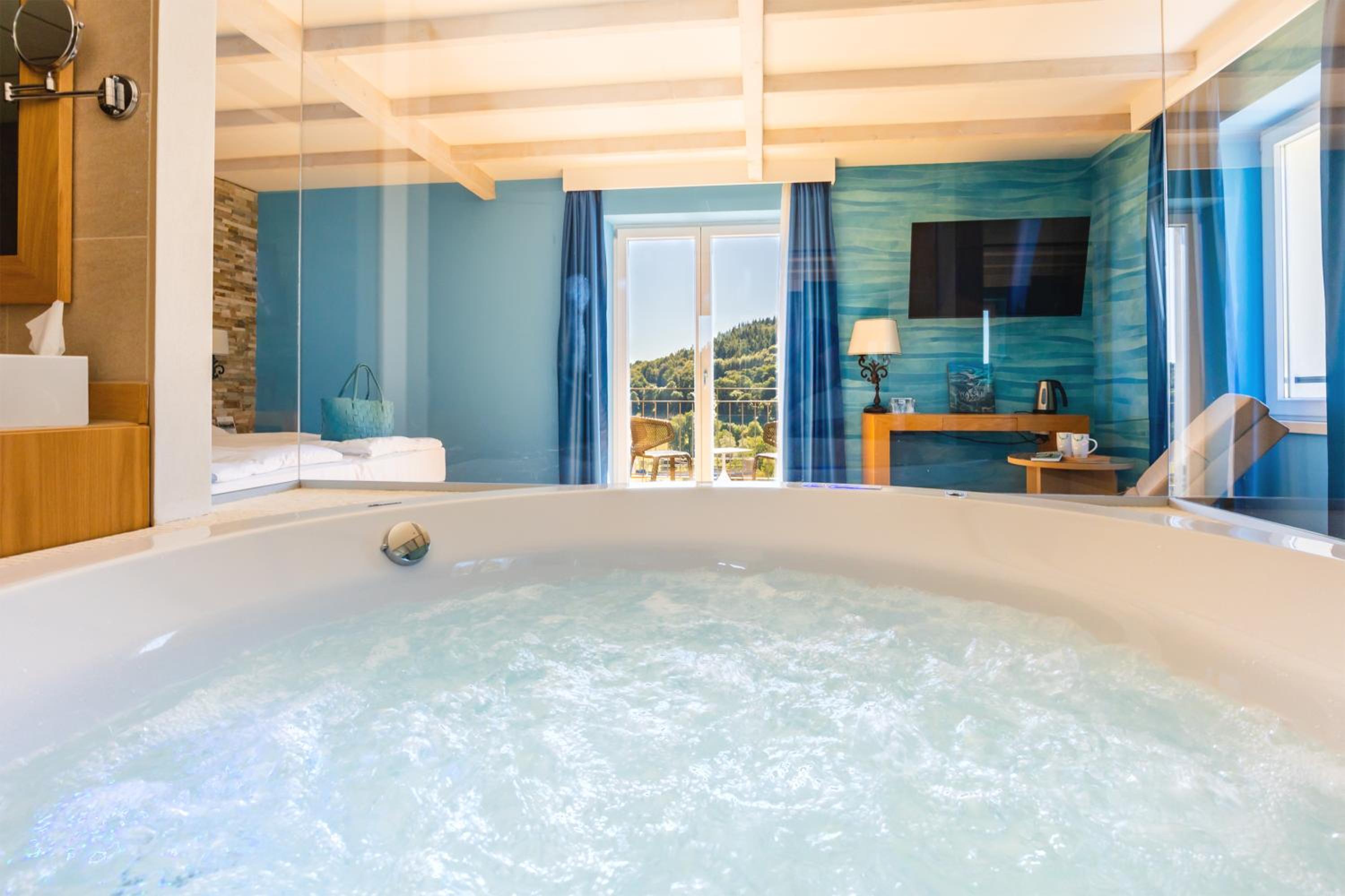 Deluxe Suite with Hot Tub - Photo 8