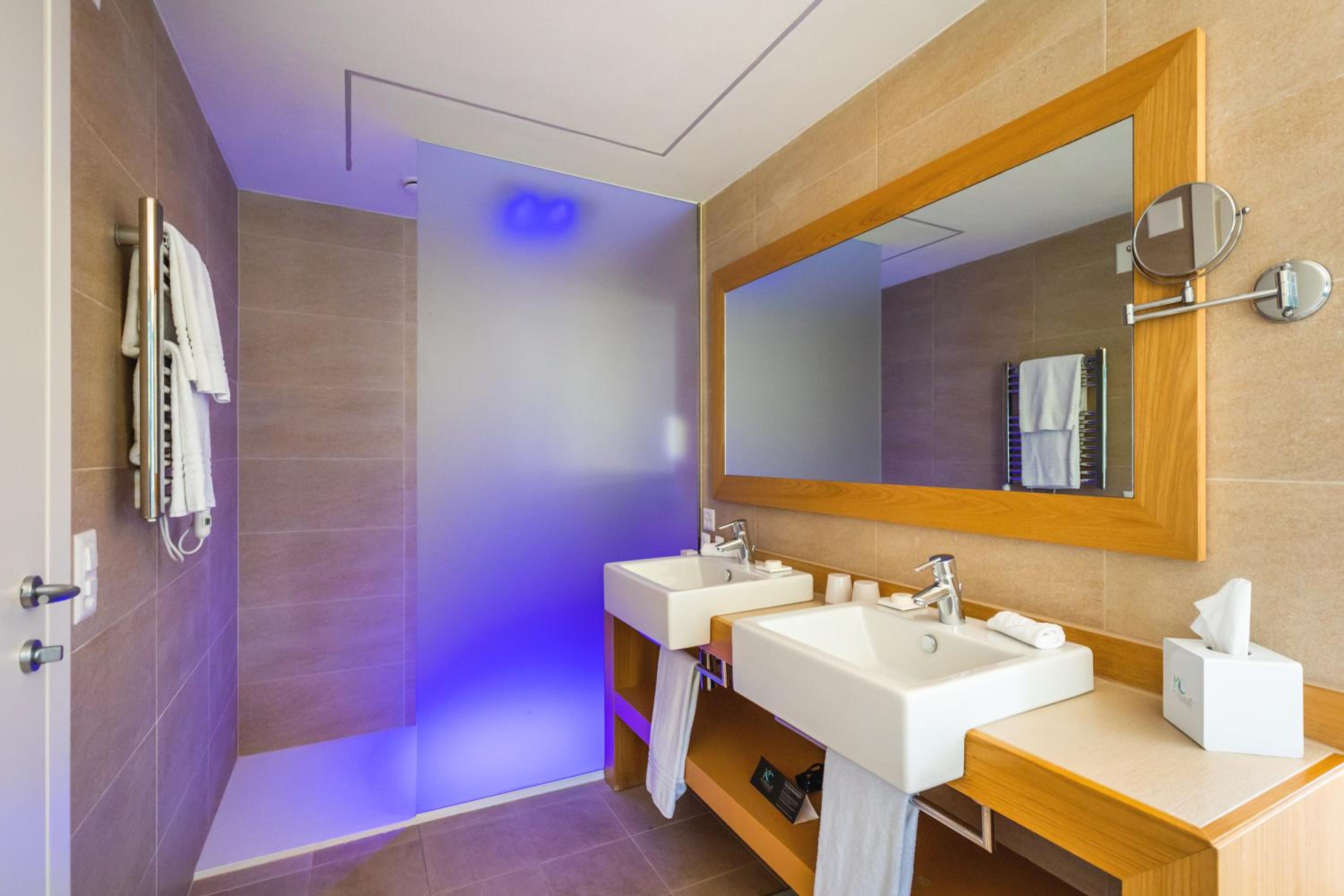Deluxe Suite with Hot Tub - Photo 3