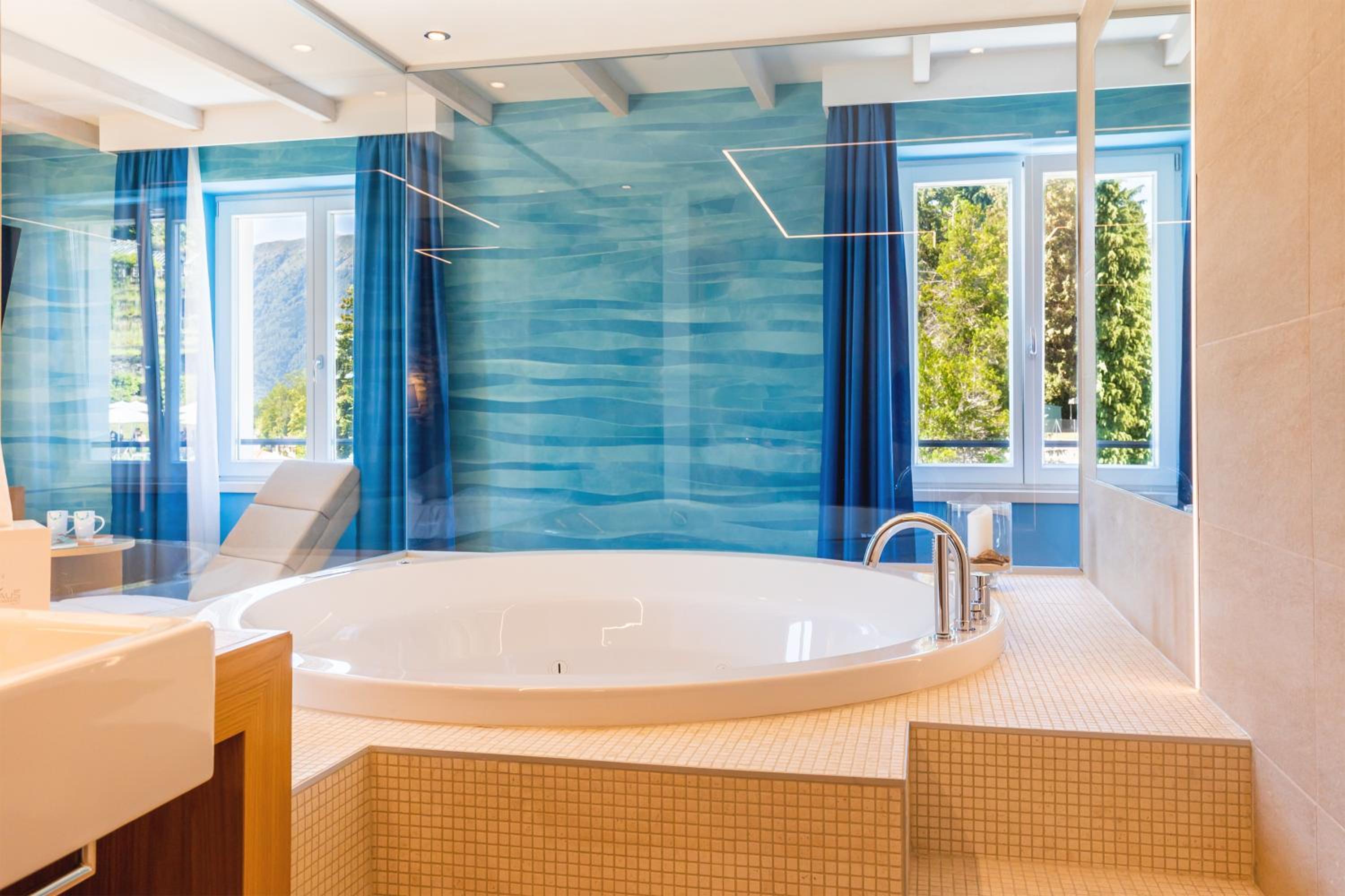 Deluxe Suite with Hot Tub - Photo 4