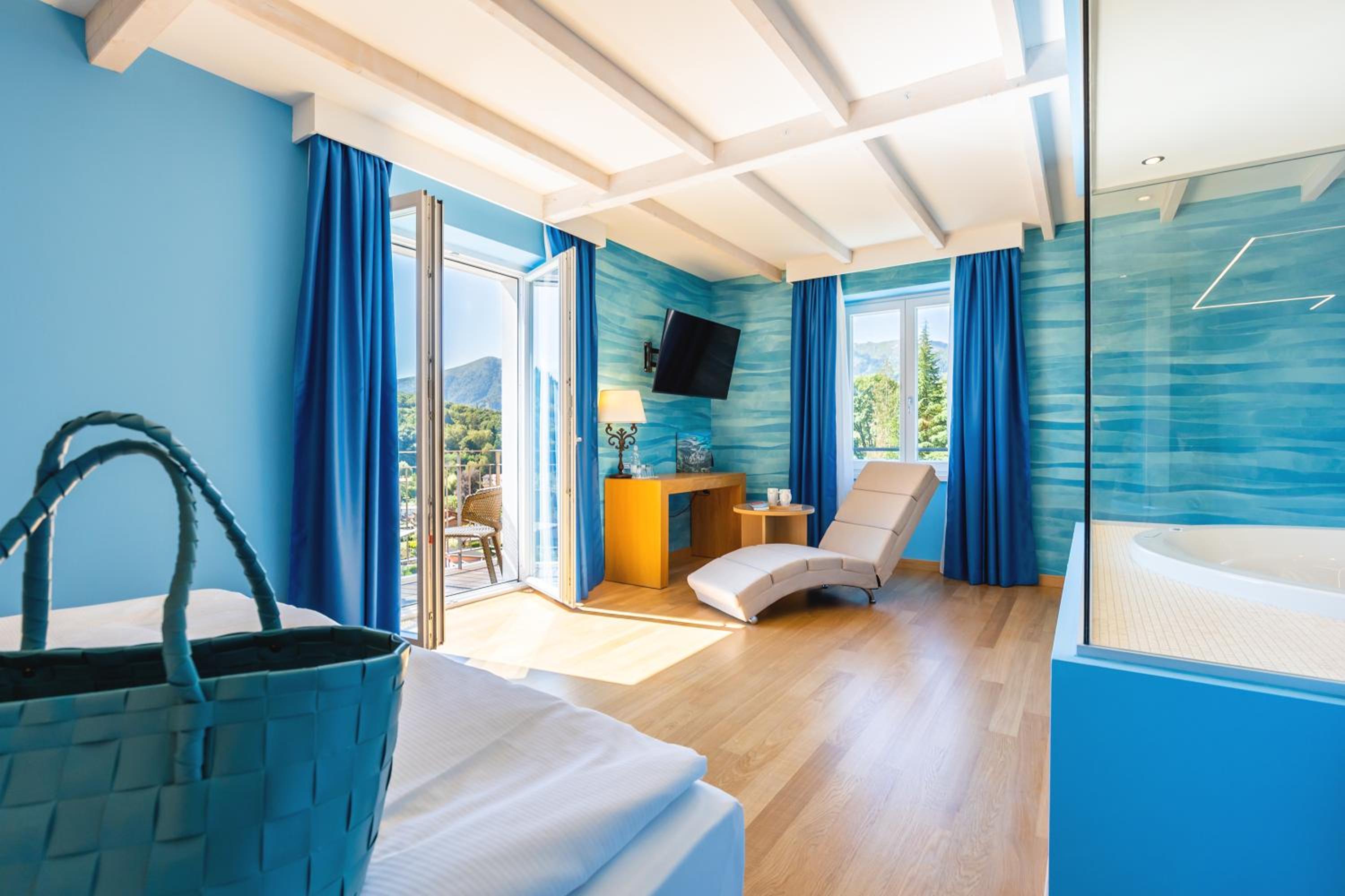 Deluxe Suite with Hot Tub - Photo 10