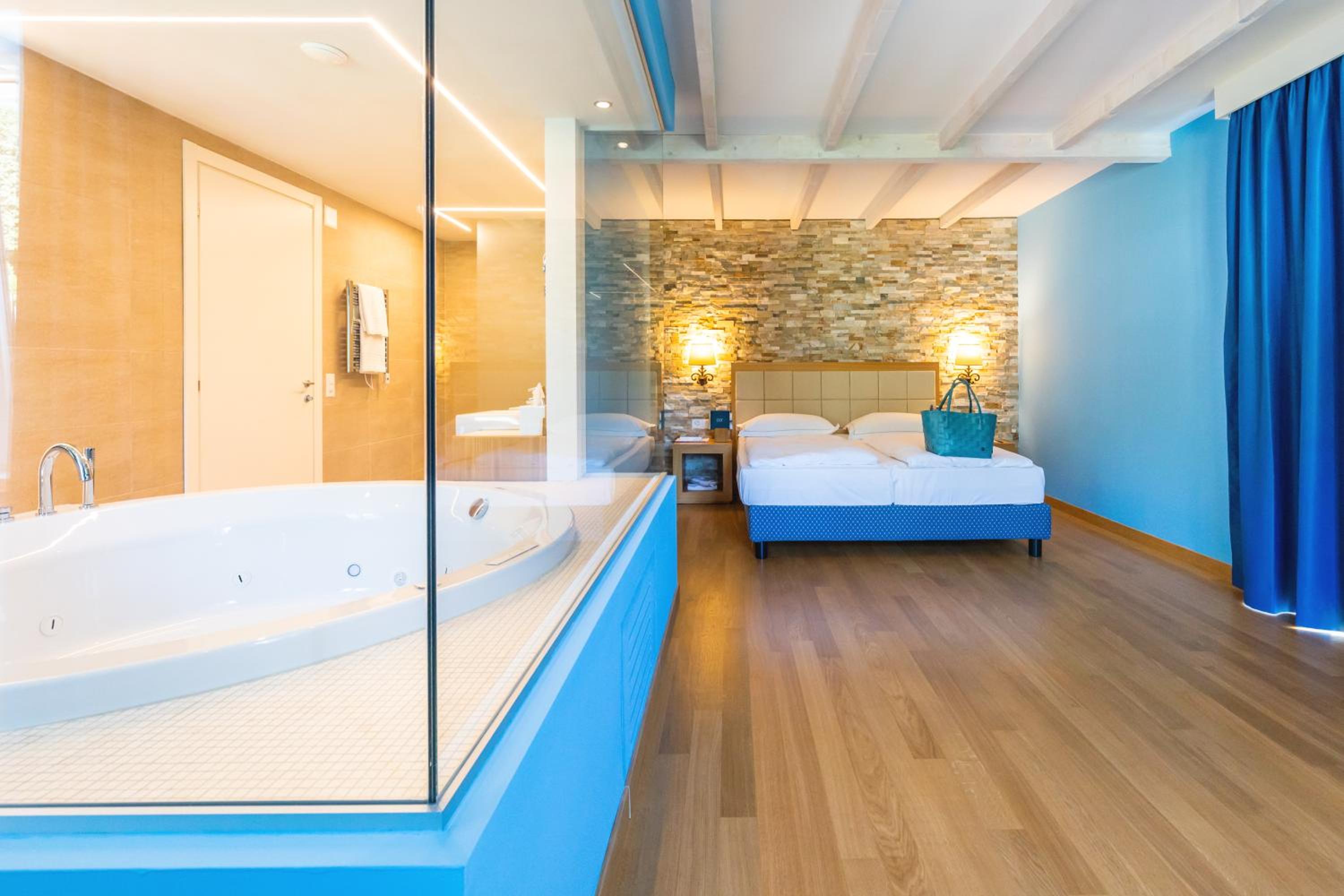 Deluxe Suite with Hot Tub - Photo 7