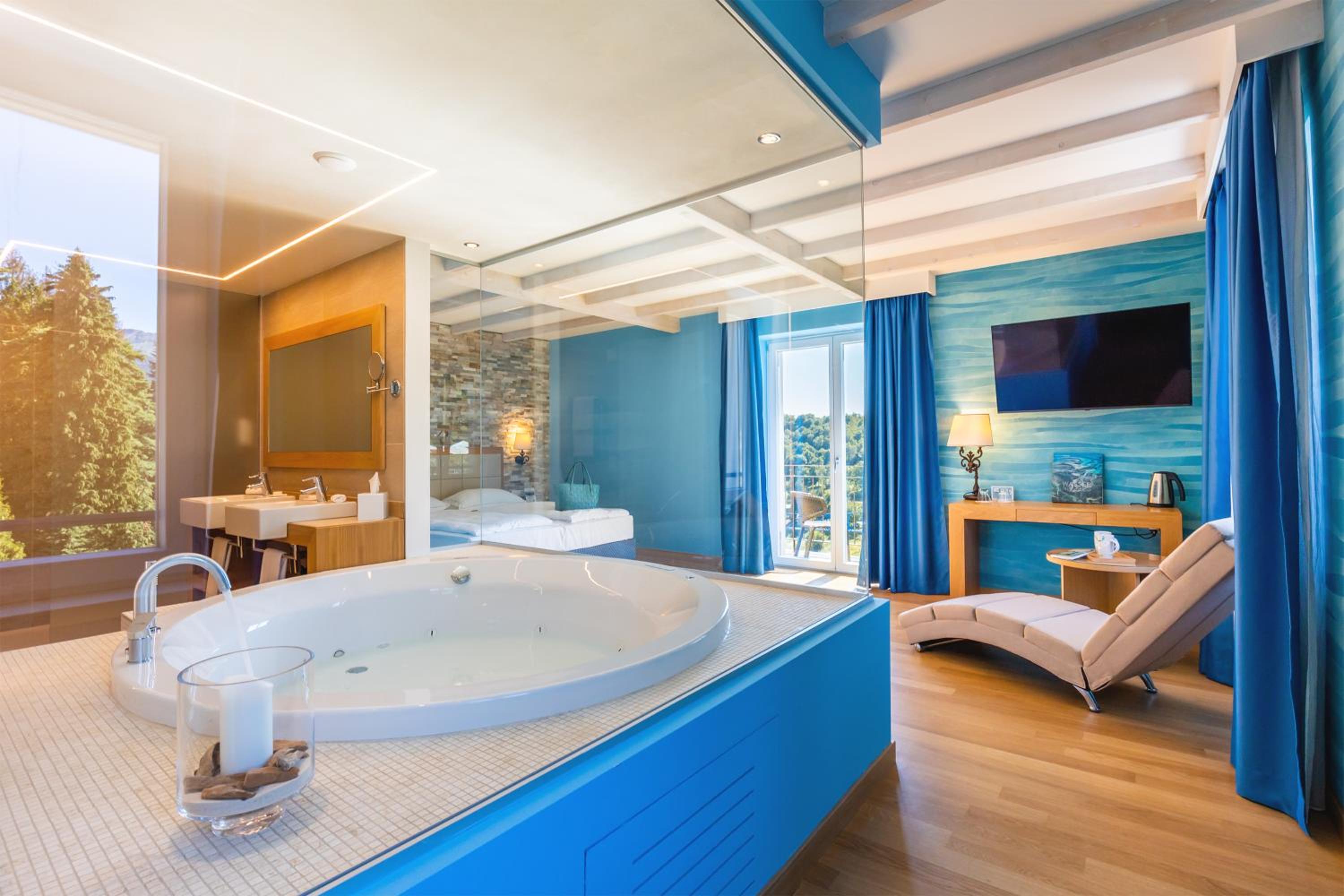Deluxe Suite with Hot Tub - Photo 1