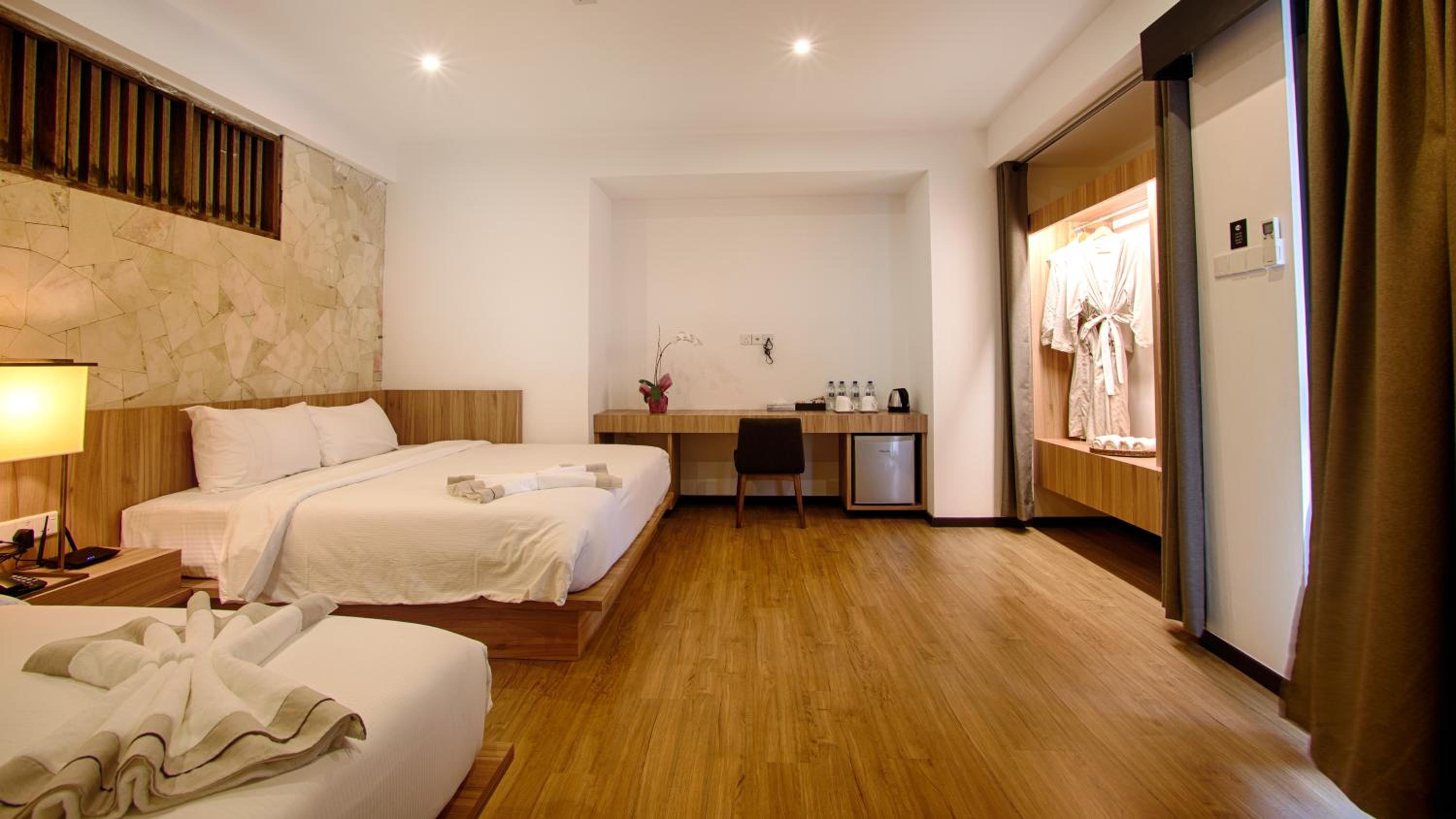 Executive Suite - Photo 11
