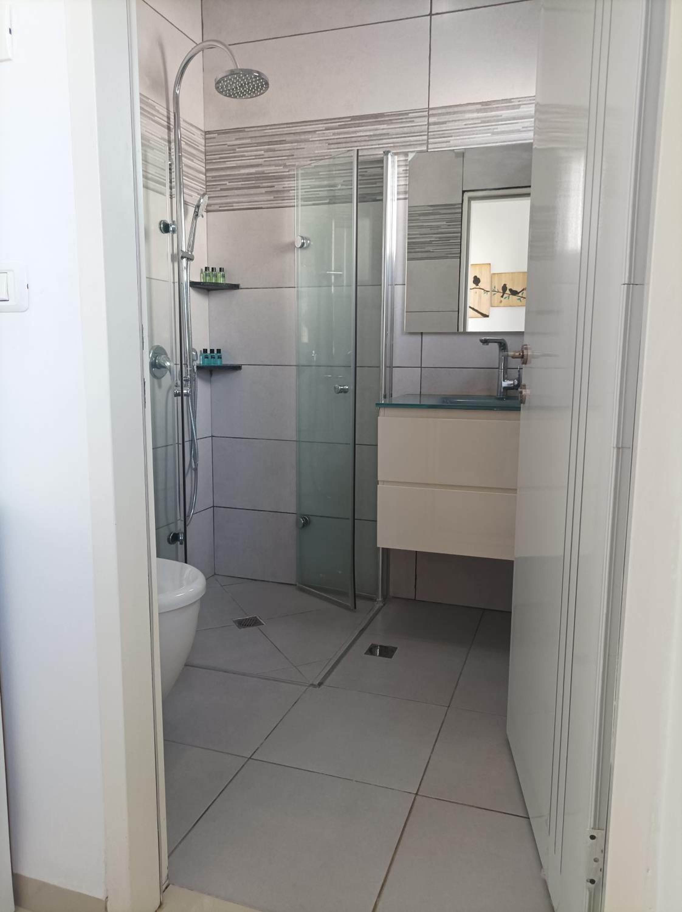 One-Bedroom Apartment - Photo 2