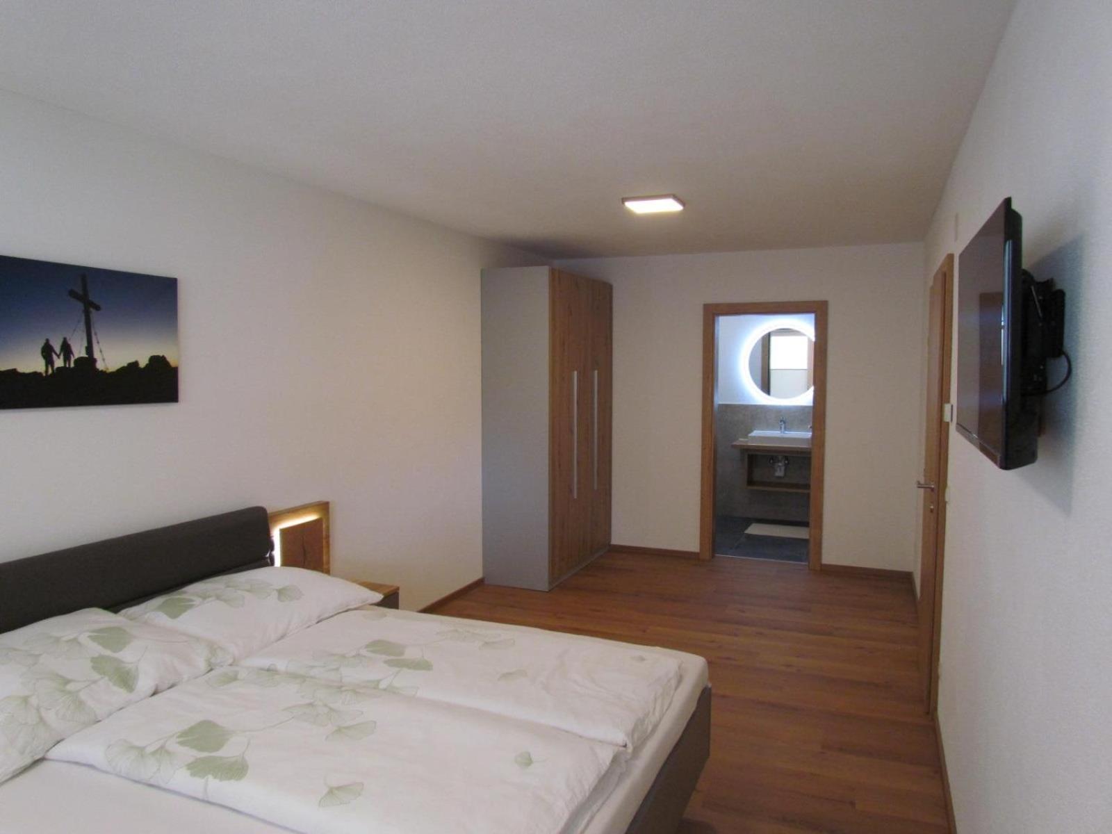 Three-Bedroom Apartment with Shower photo 1