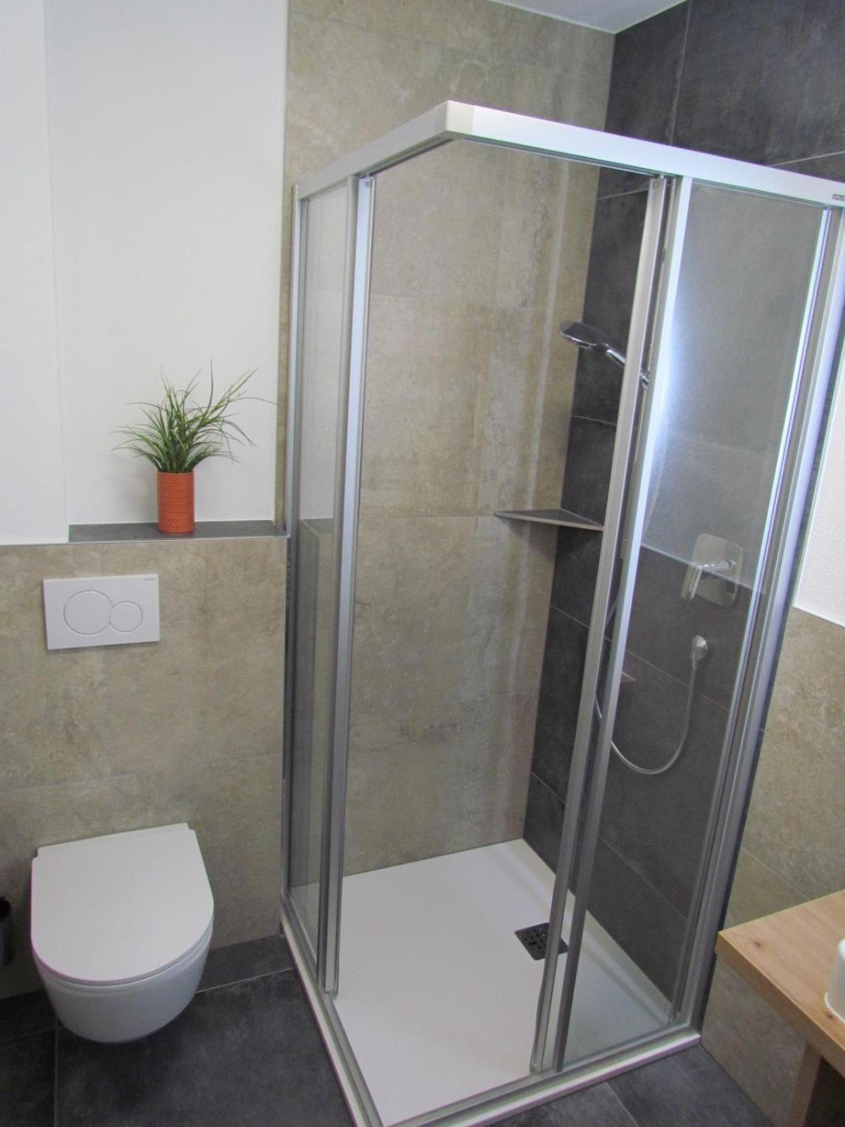 Three-Bedroom Apartment with Shower photo 3