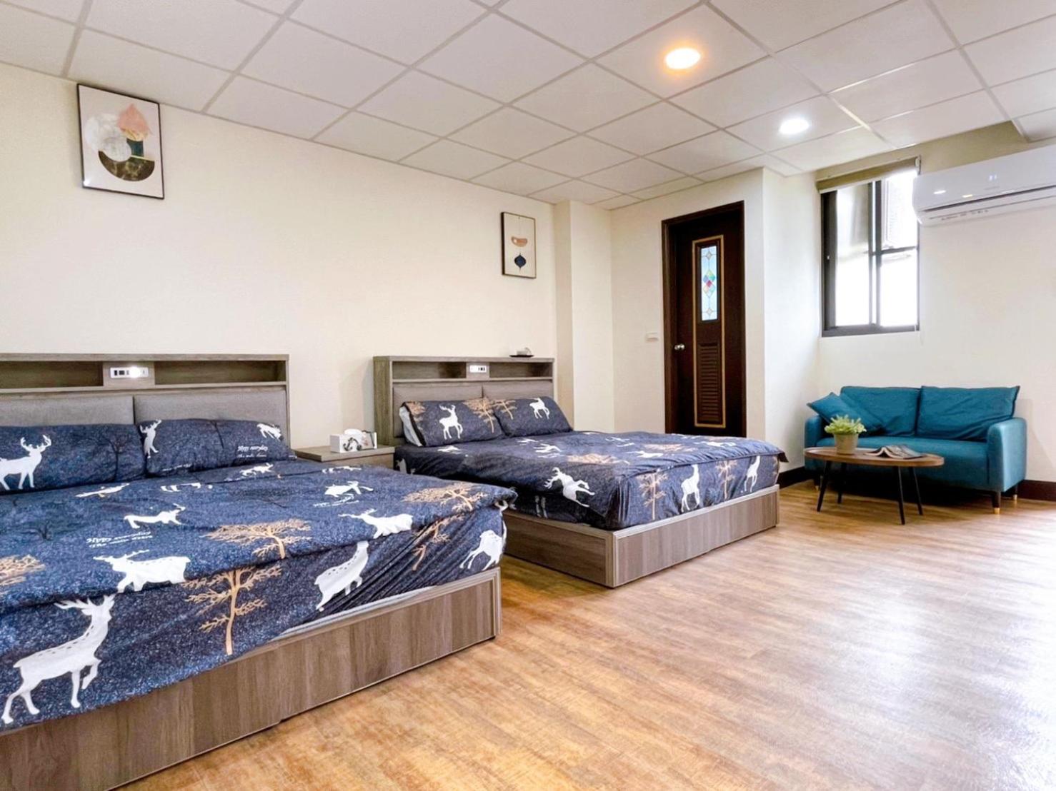 Quadruple Room with Private Bathroom photo 1