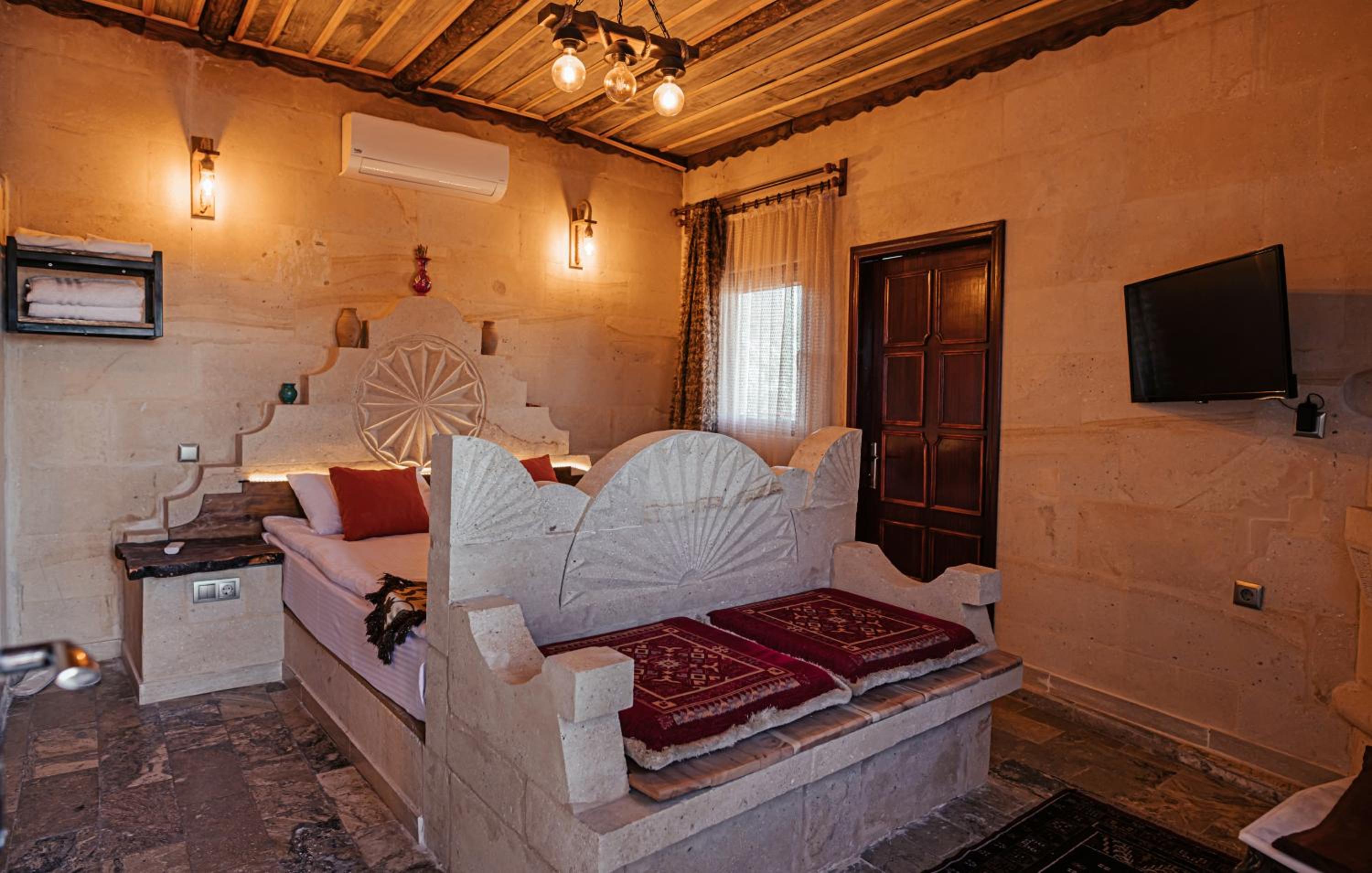 Suite with Balcony - Photo 9