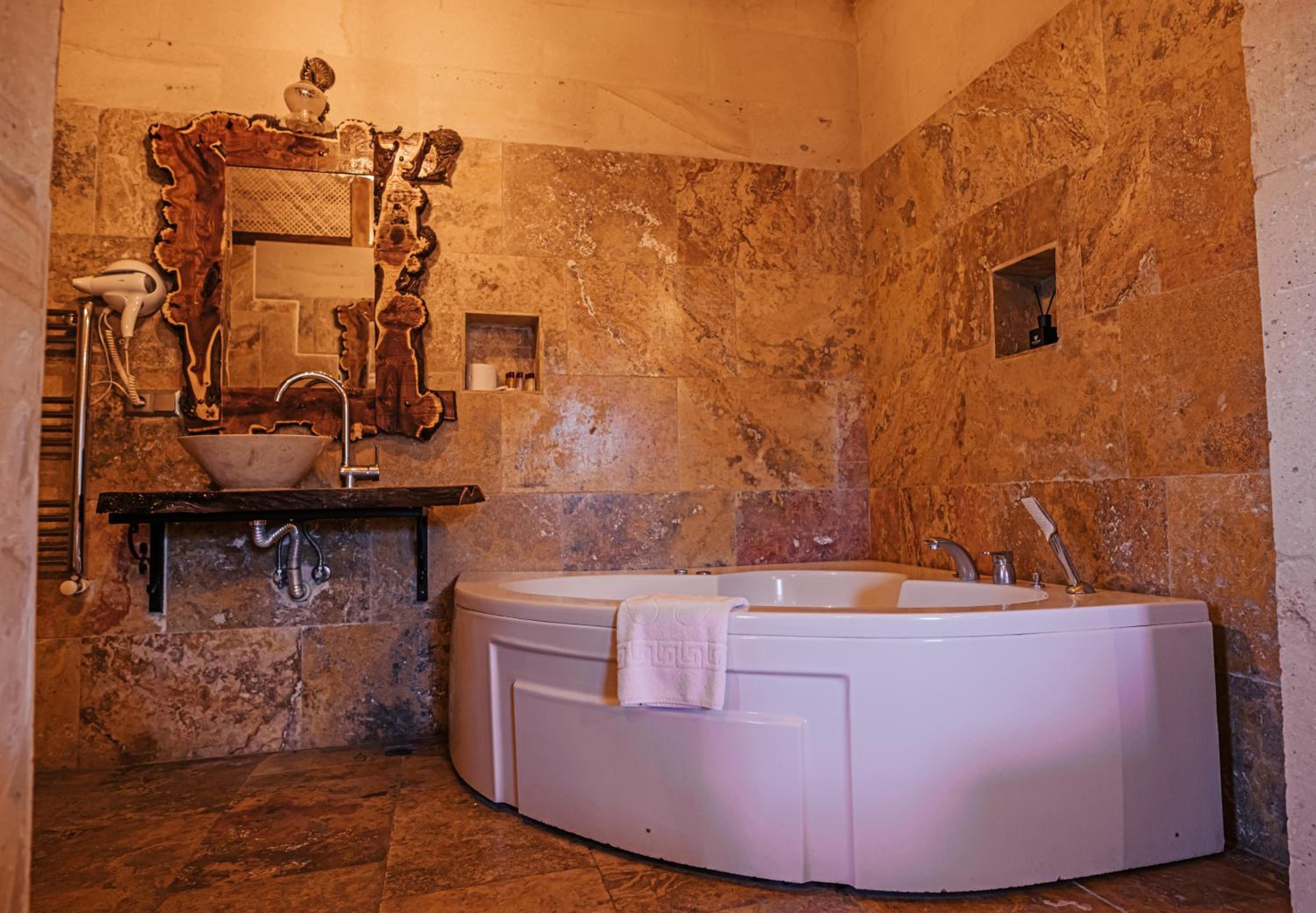 Suite with Balcony - Photo 5