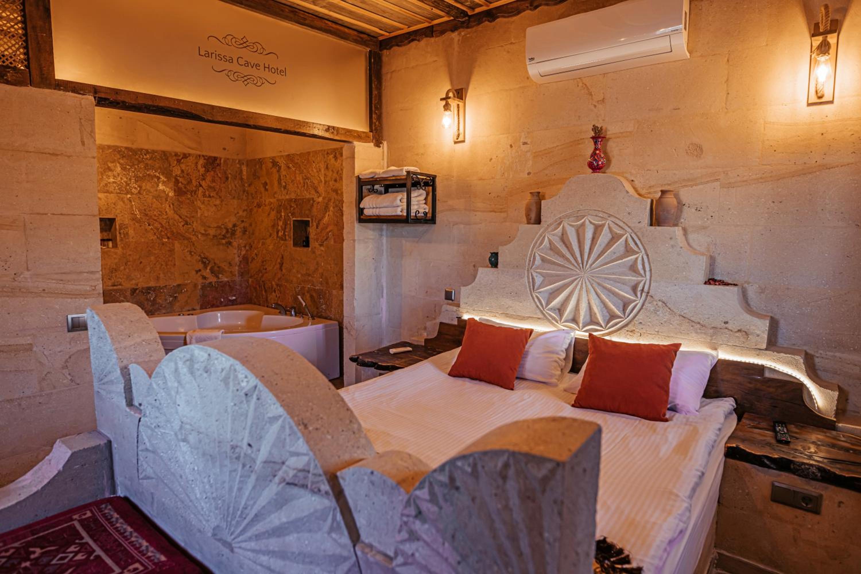 Suite with Balcony - Photo 11