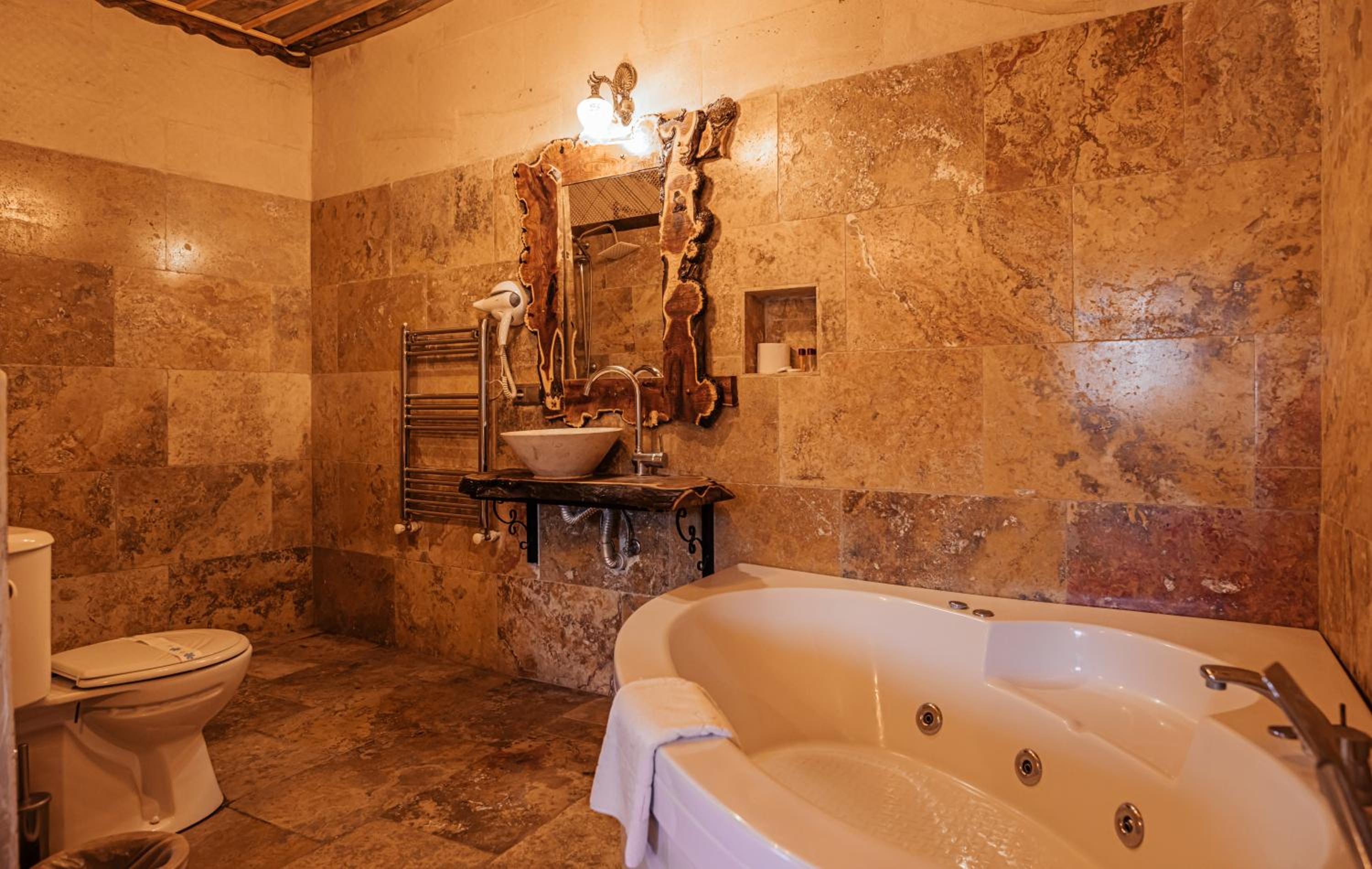 Suite with Balcony - Photo 4