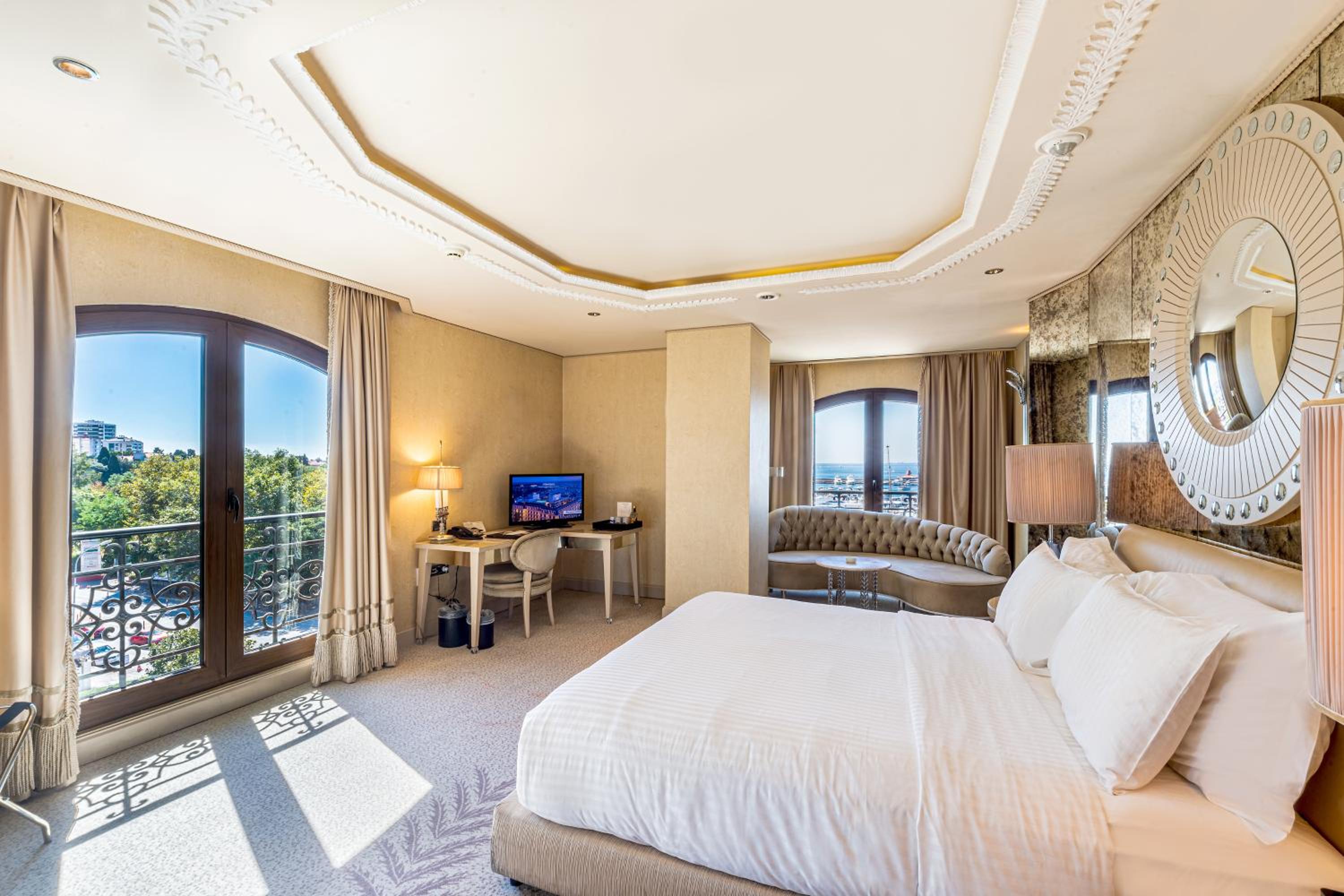 Corner King Room with Sea View - Photo 12