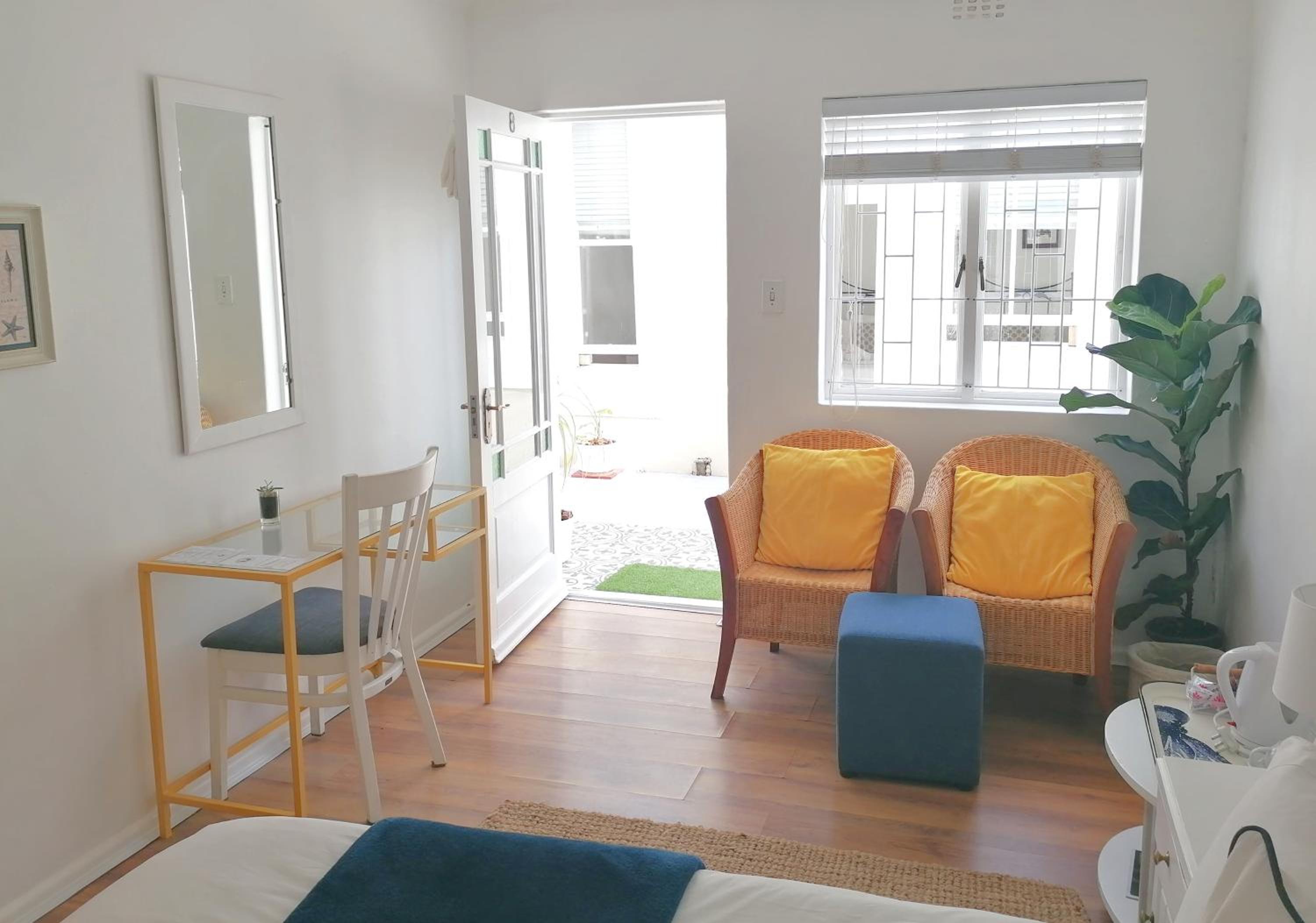 Double Room with Courtyard View - Photo 9