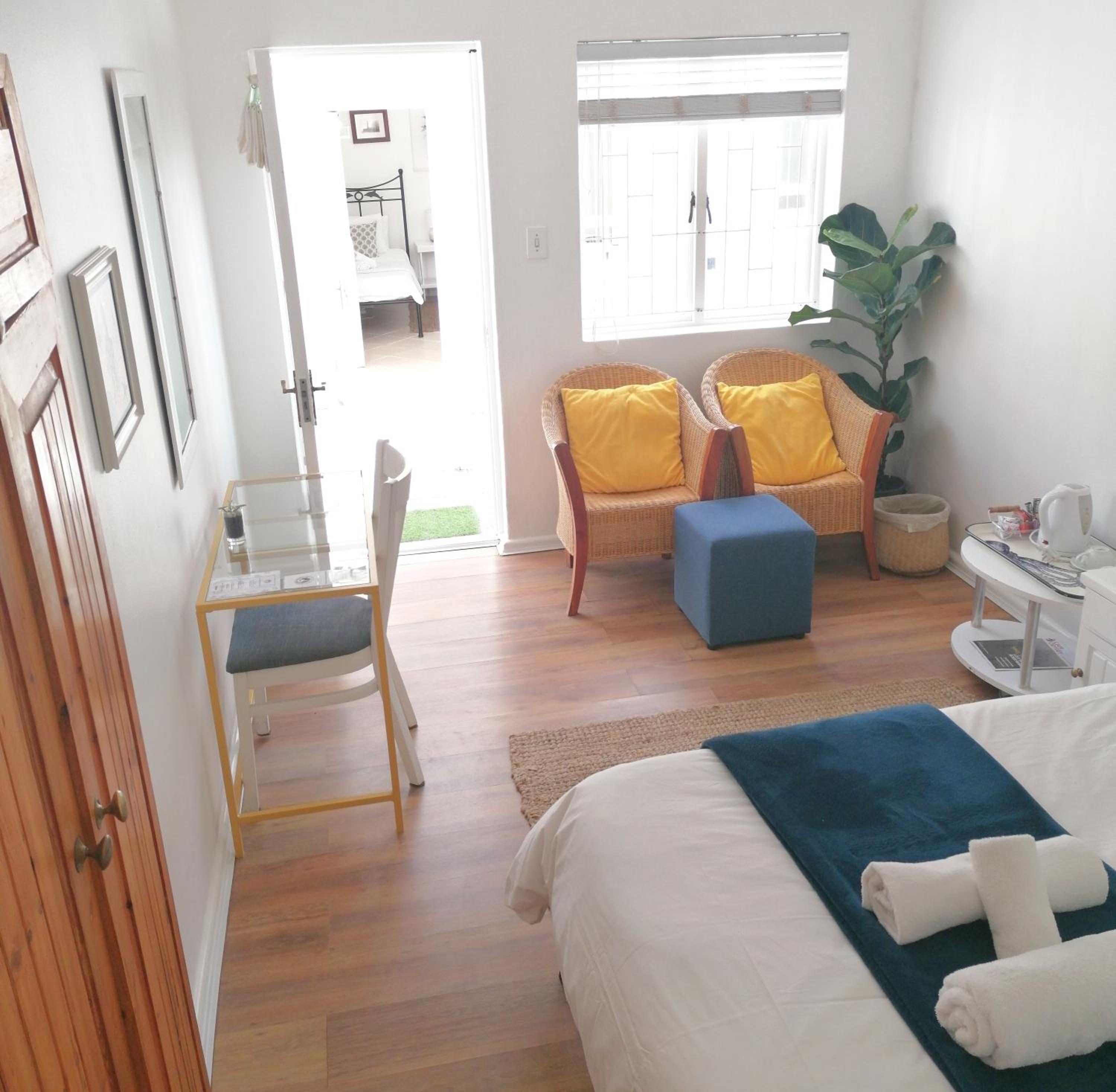 Double Room with Courtyard View - Photo 8