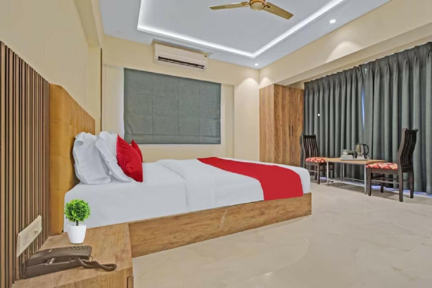 Deluxe King Room - Photo 3