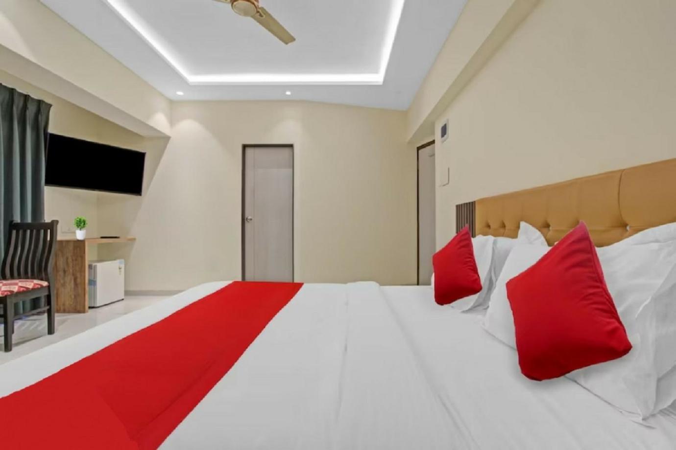 Deluxe King Room - Photo 2