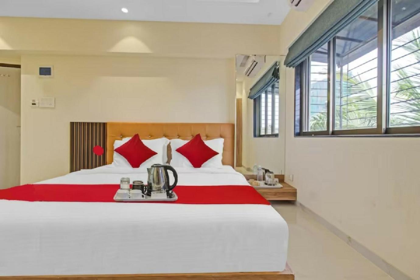 Deluxe King Room - Photo 4