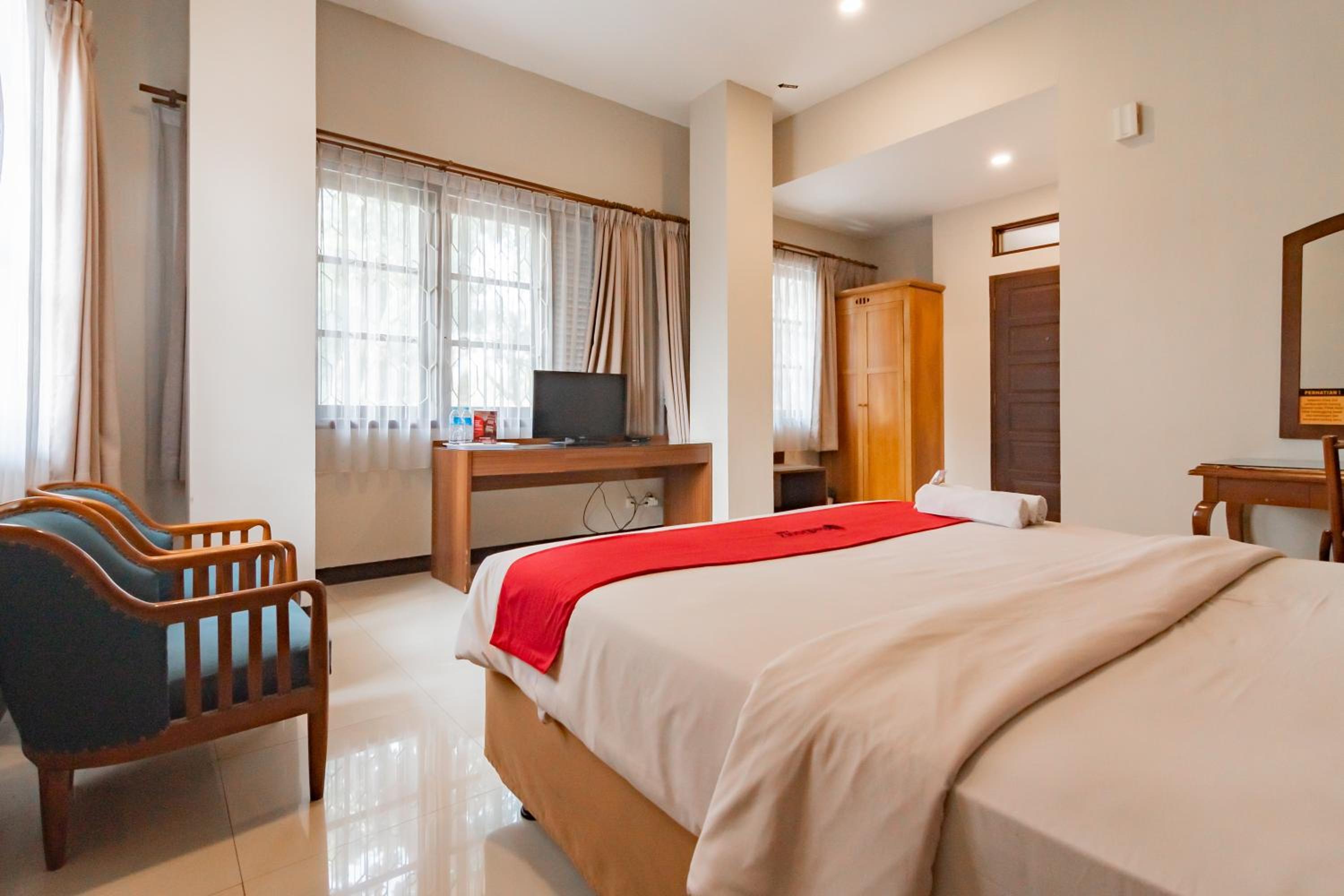 Deluxe Room - Photo 10
