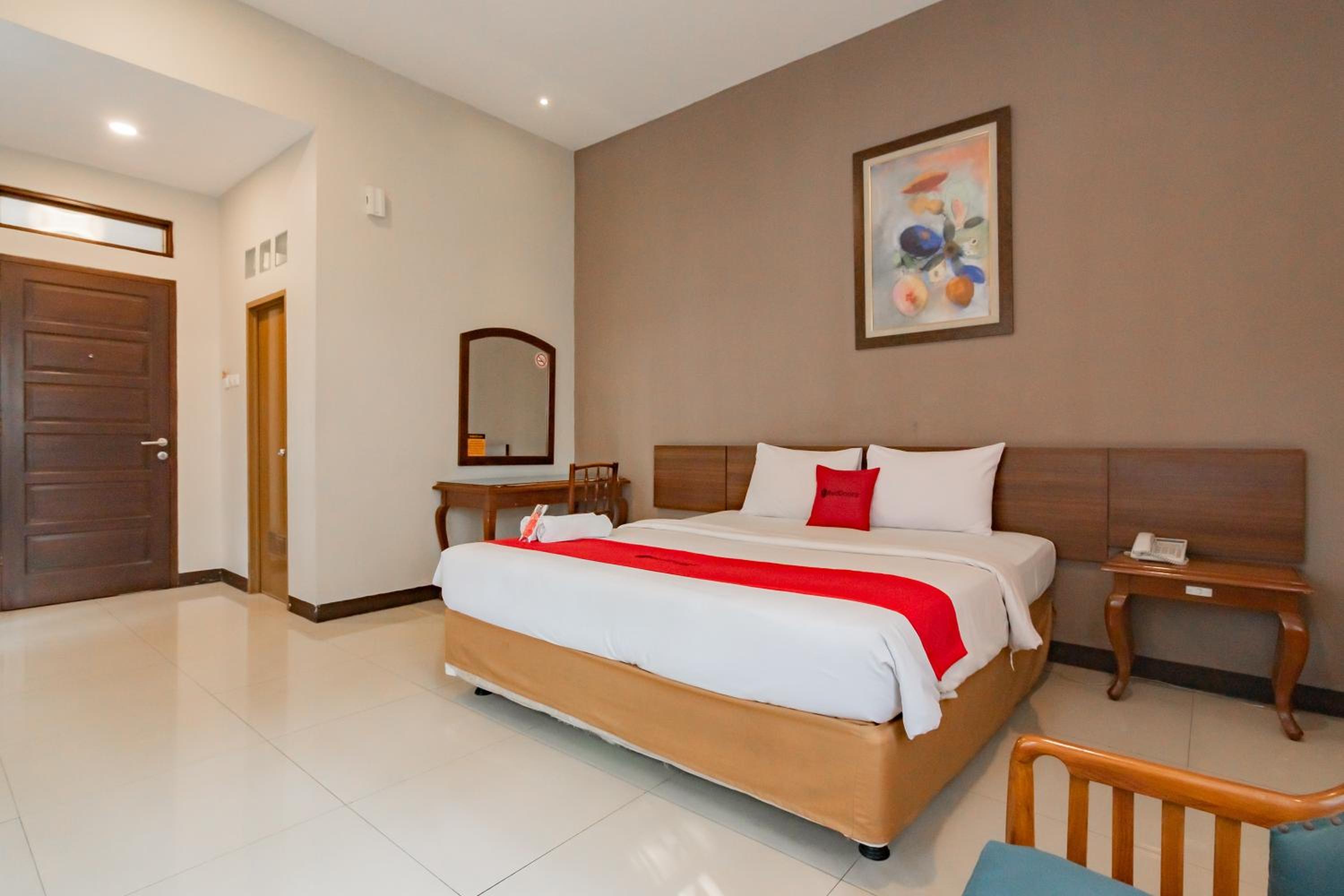Deluxe Room - Photo 9