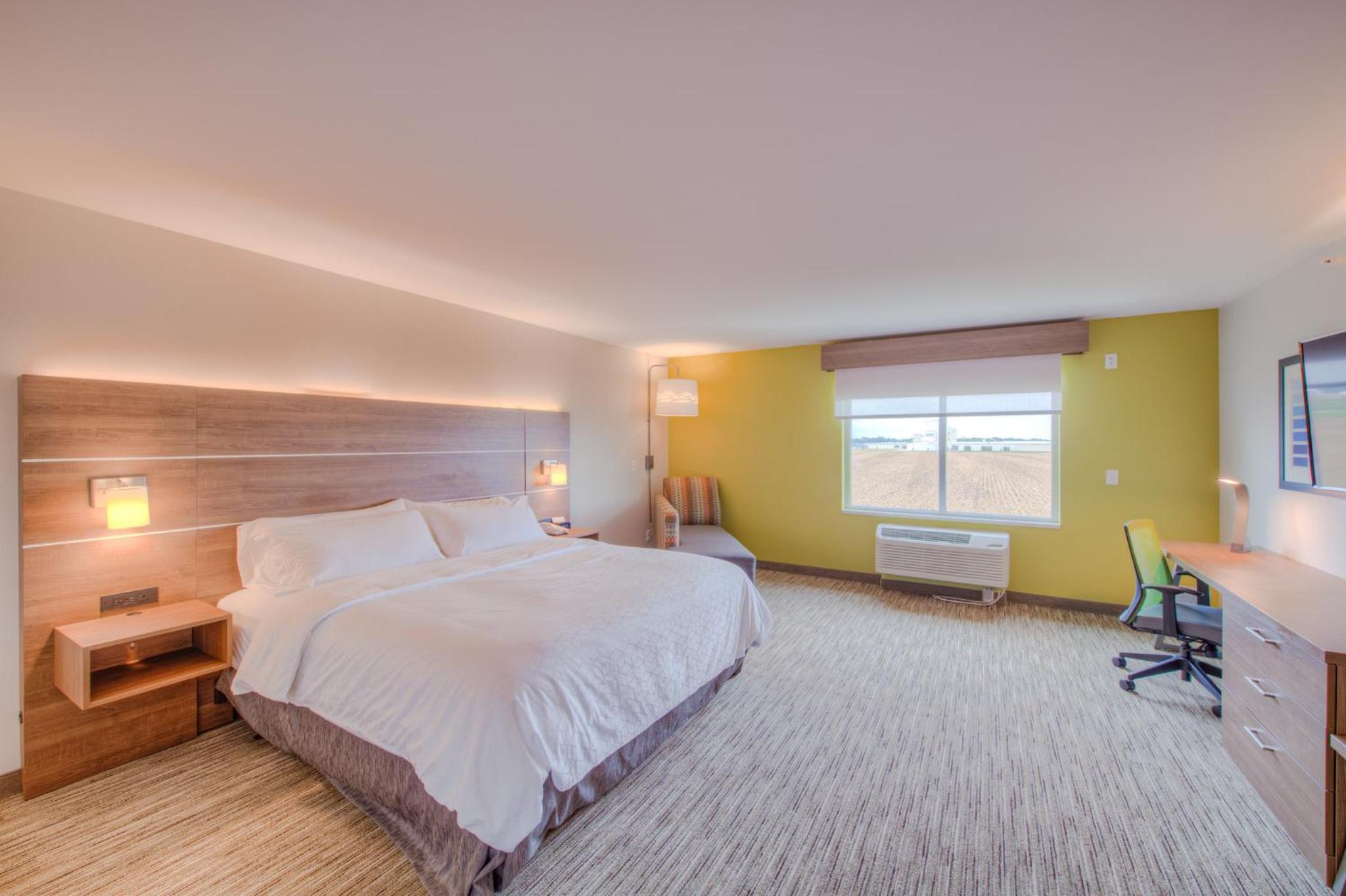 Standard King Room with Extra Space - Photo 1