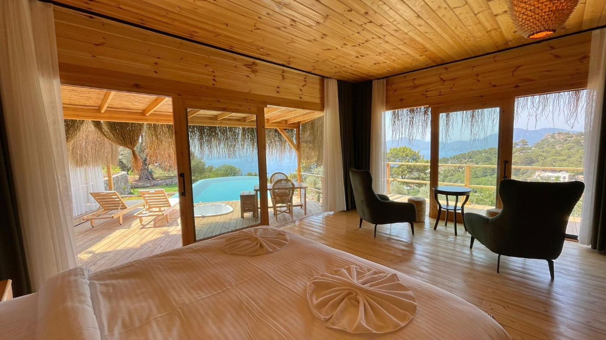 Suite with Hot Tub - Photo 6