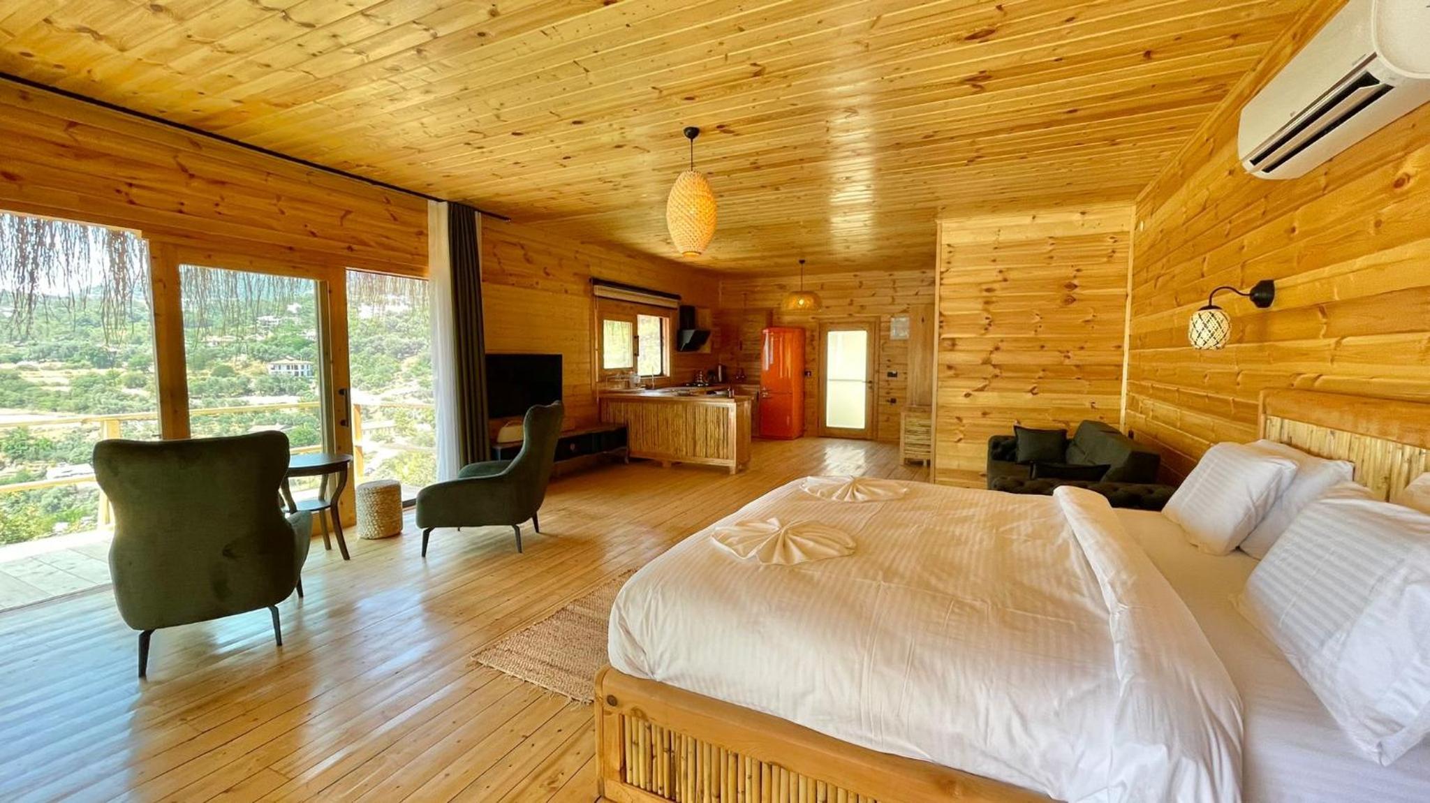 Suite with Hot Tub - Photo 3