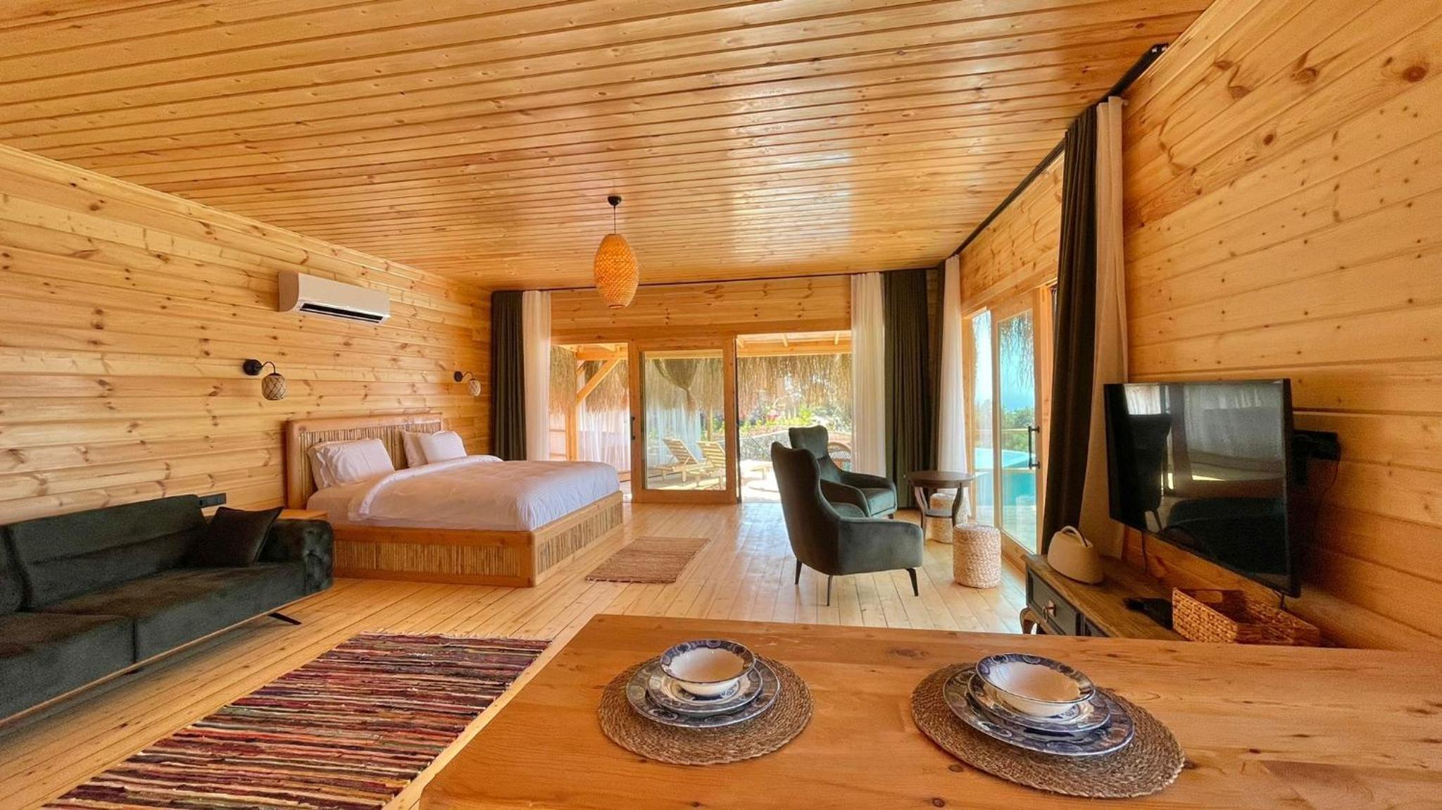 Suite with Hot Tub - Photo 7