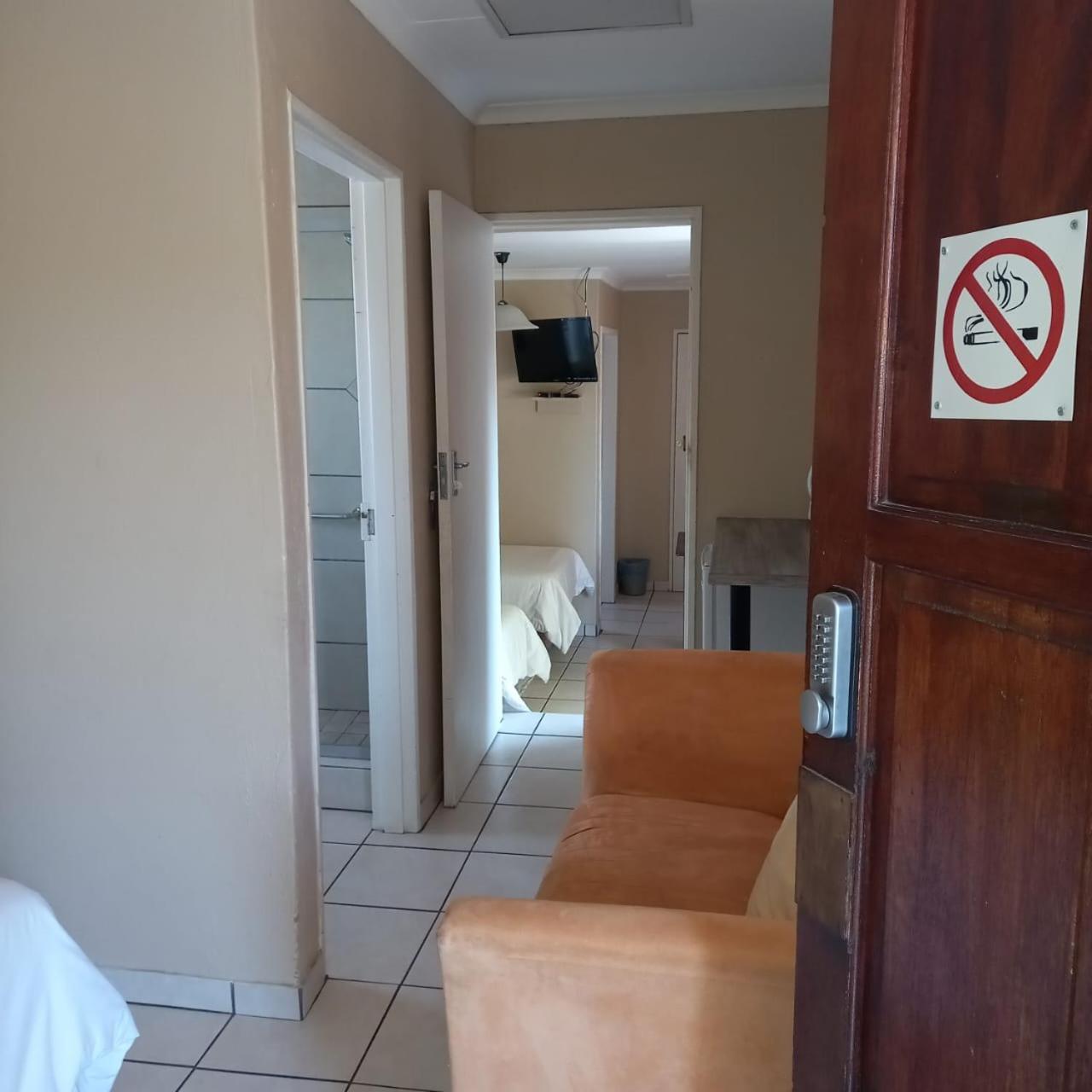 Family Room with Private Bathroom - Photo 2