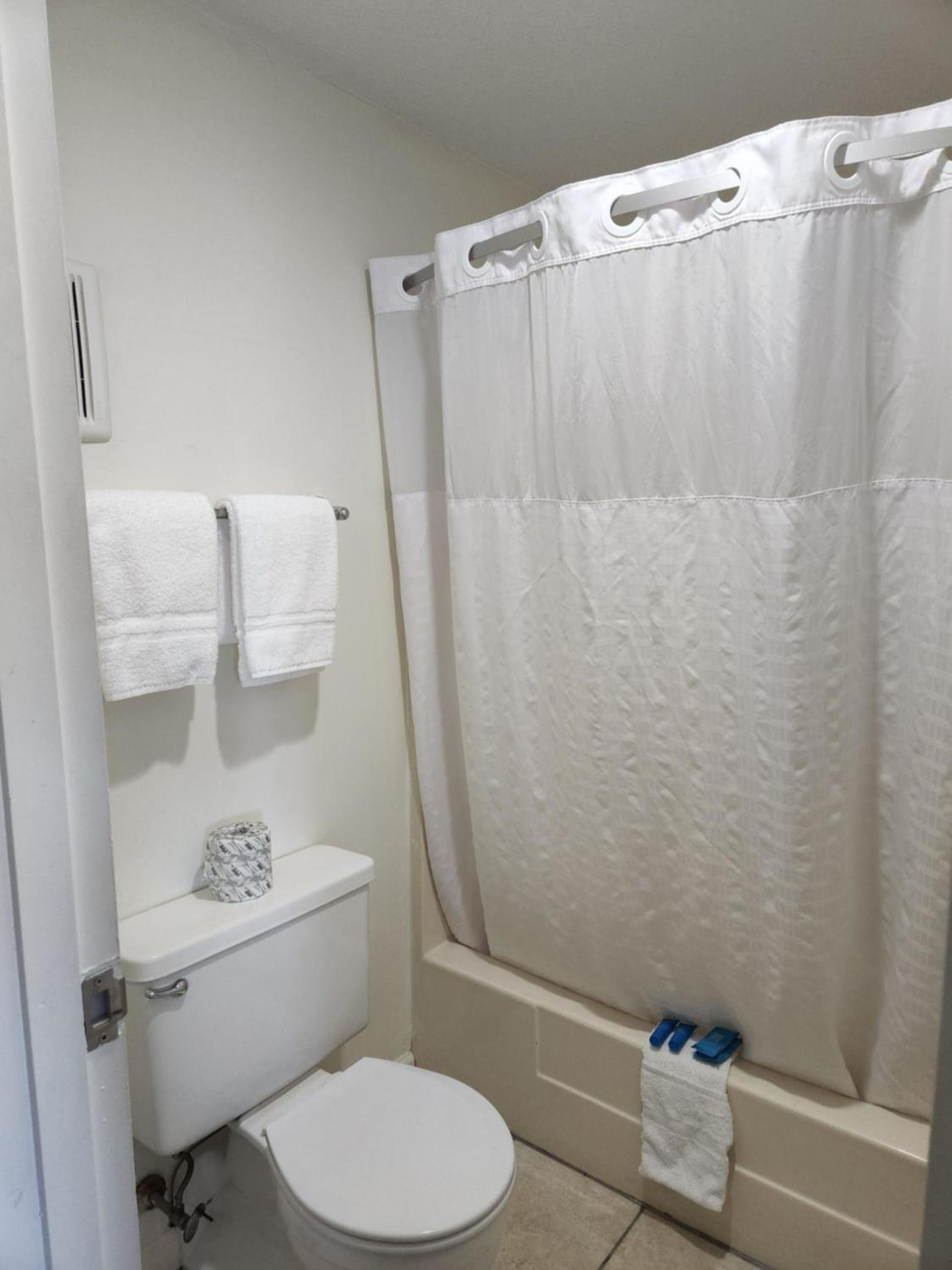 Quadruple Room with Private Bathroom - Photo 2