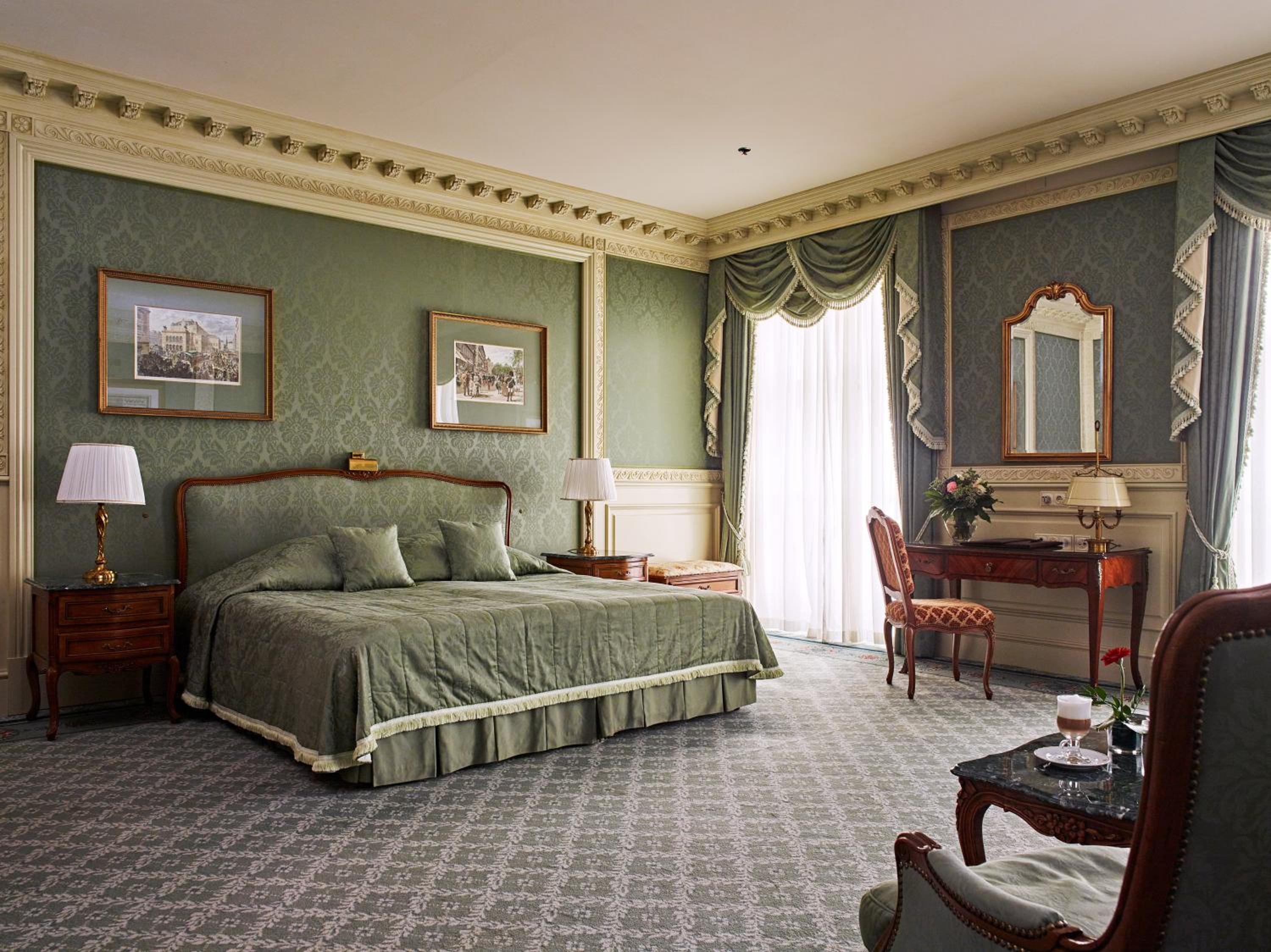Grand King Room with Terrace and City View