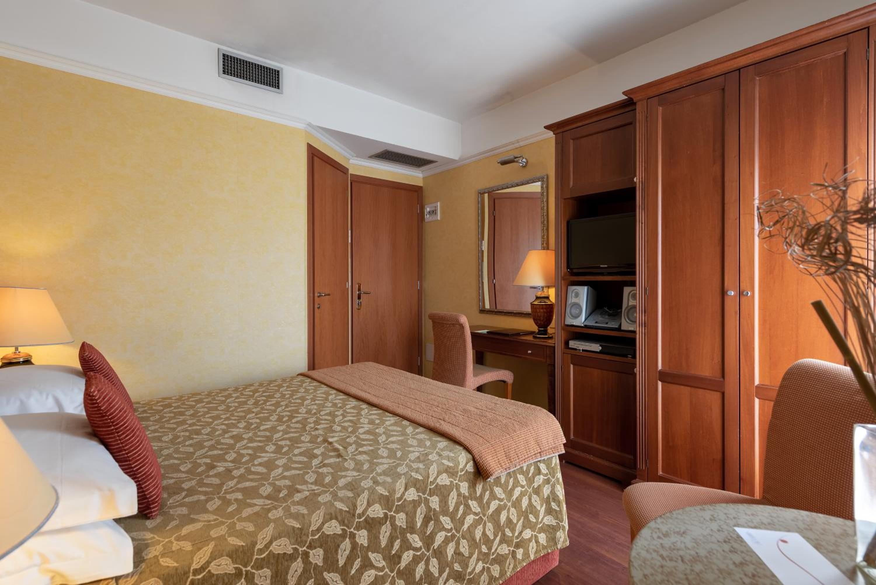 Double Room - Photo 1