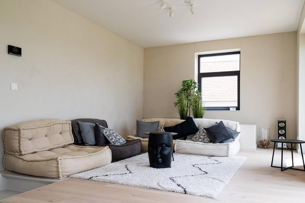 Five-Bedroom House photo 1
