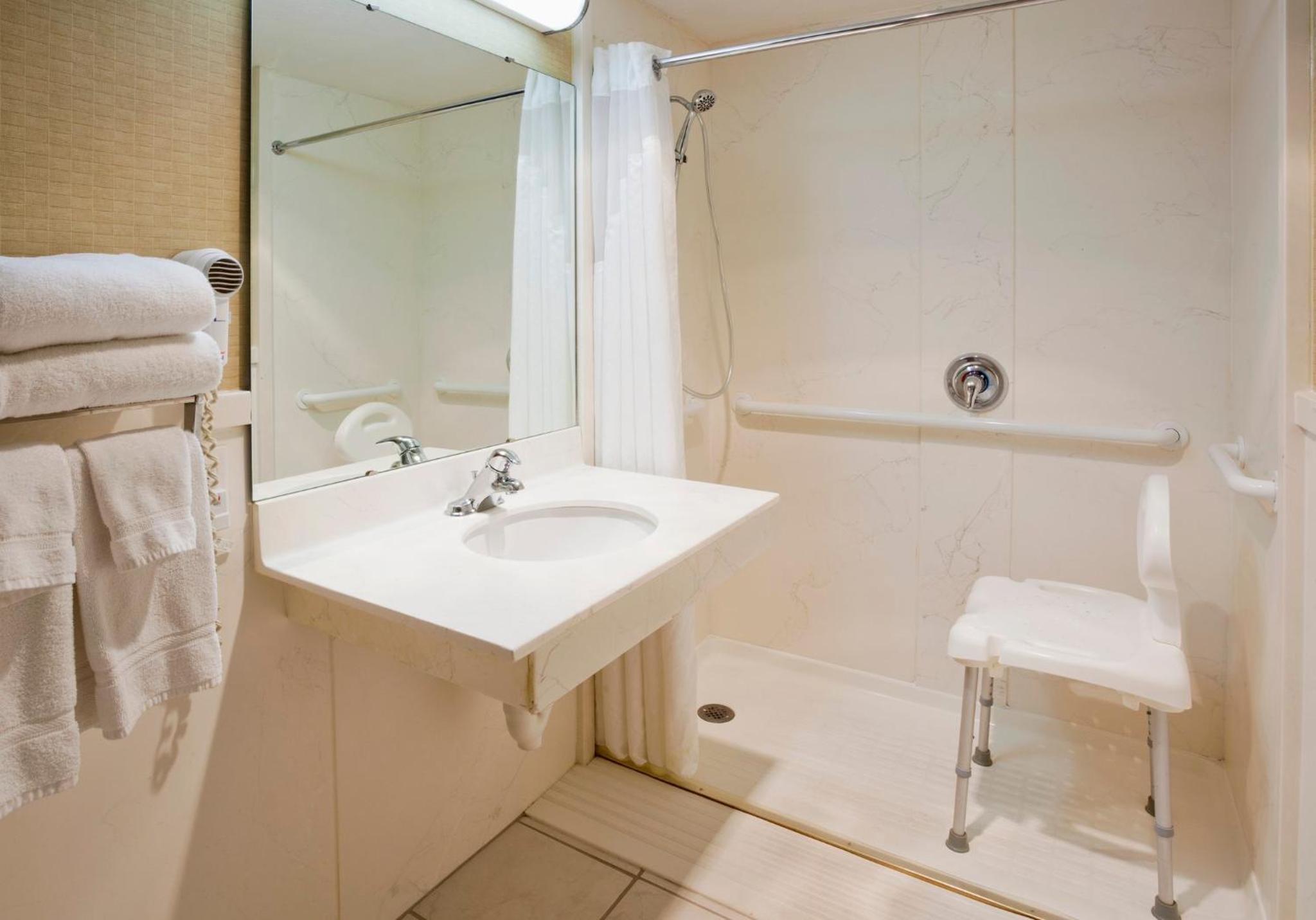 Double Room - Disability Access/Roll-In Shower photo 2