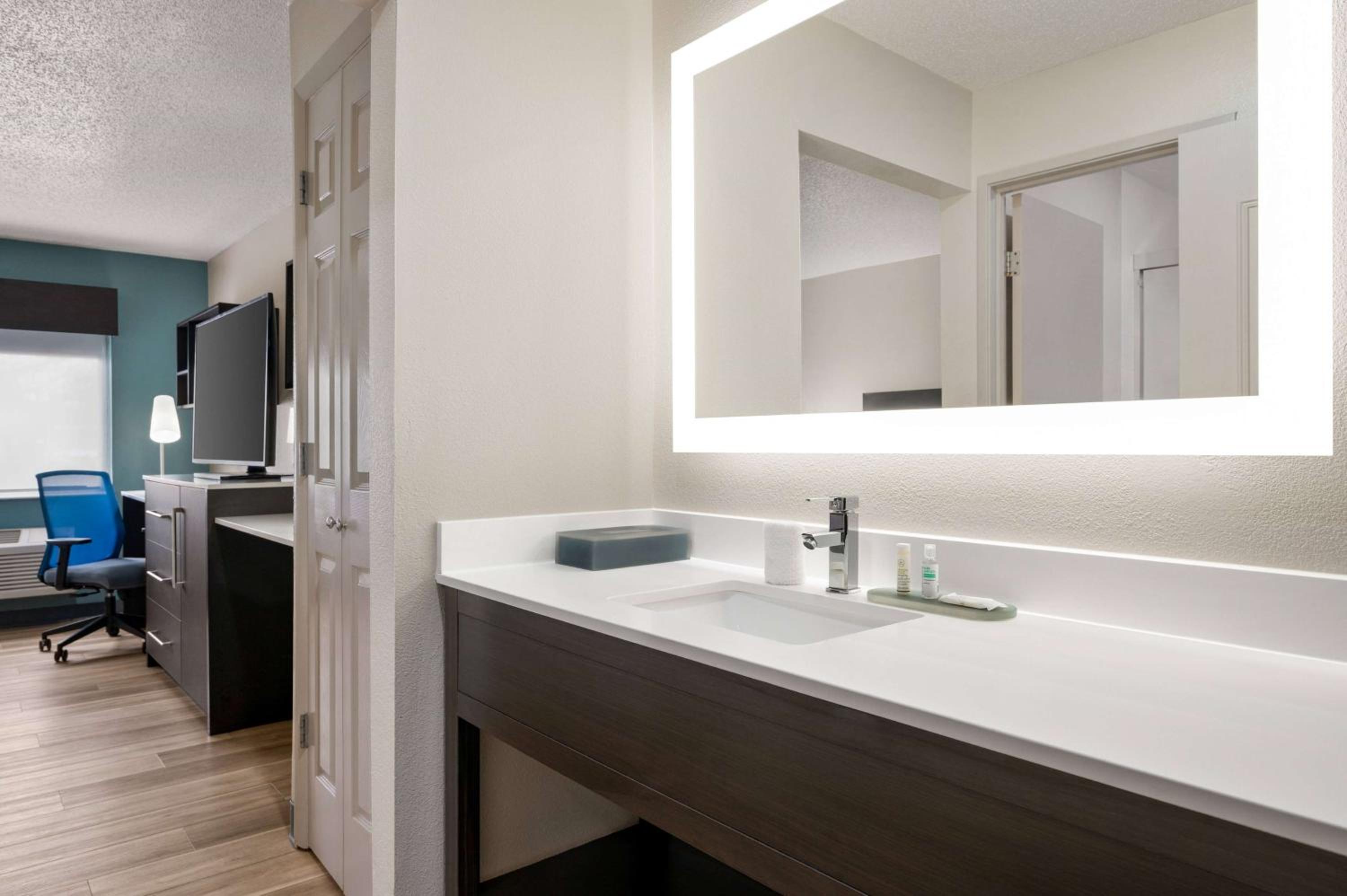 Deluxe Double Room with Two Double Beds - Photo 4