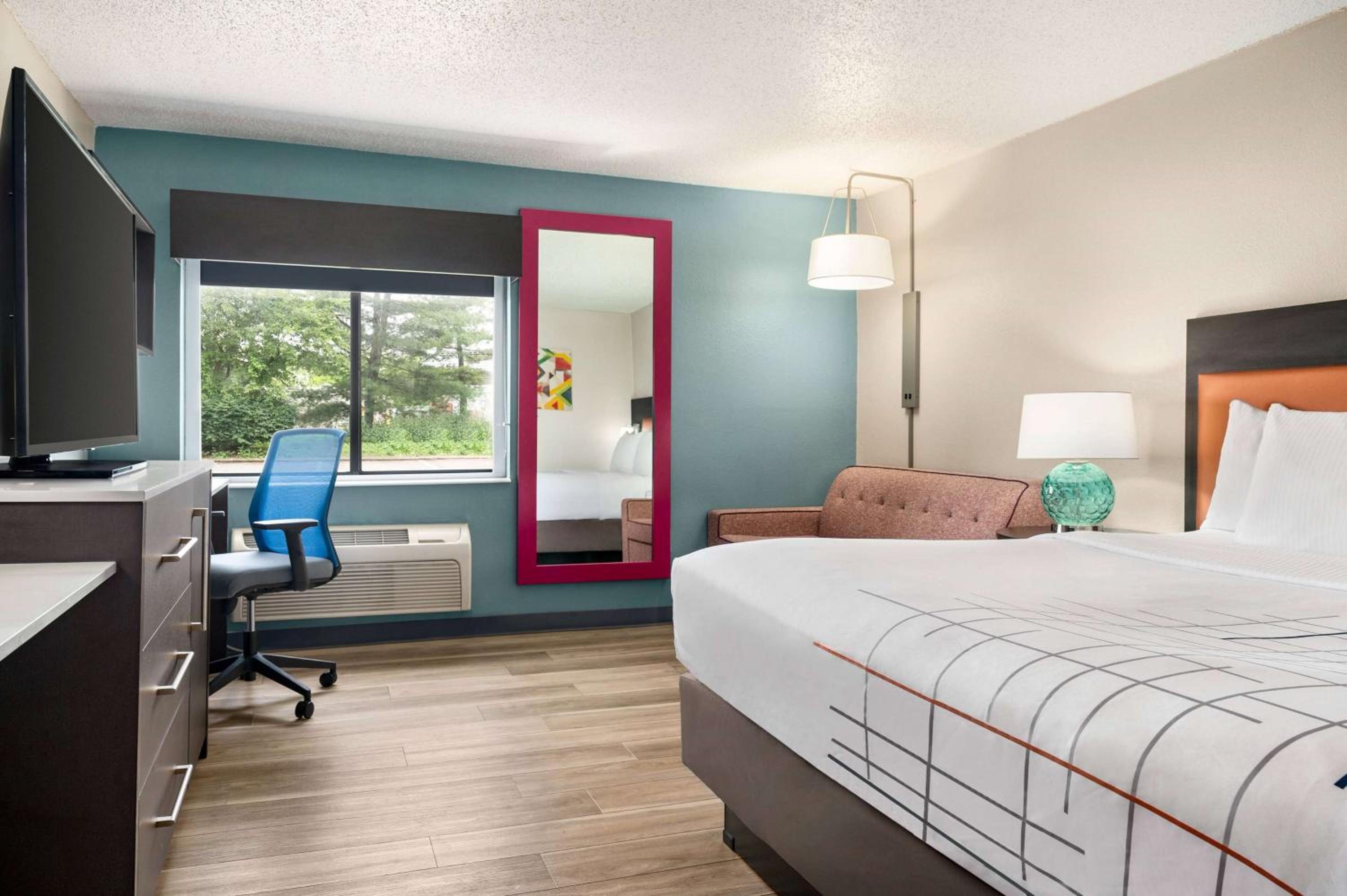 Deluxe King Room - Photo 2
