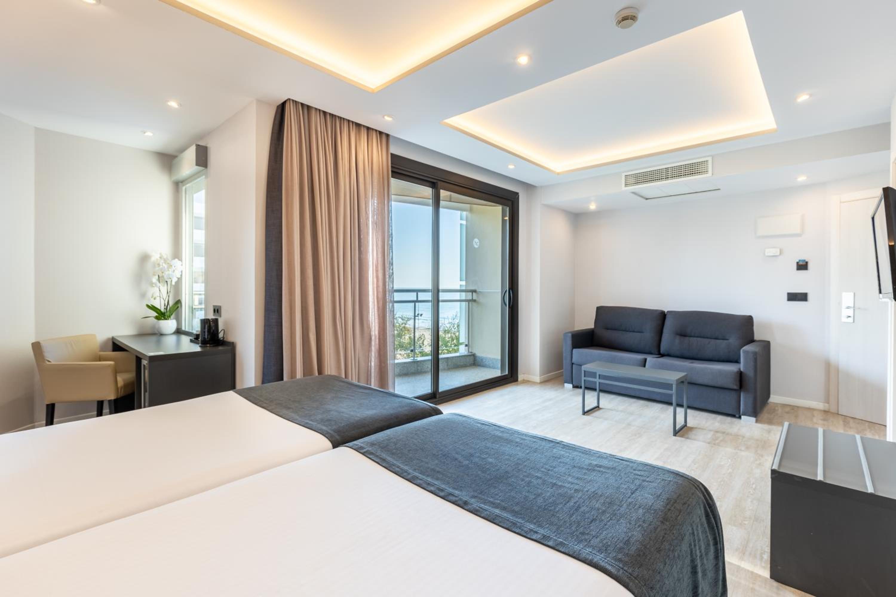 Habitación Superior Familiar con Vista lateral al mar (2 adultos + 1 niño)