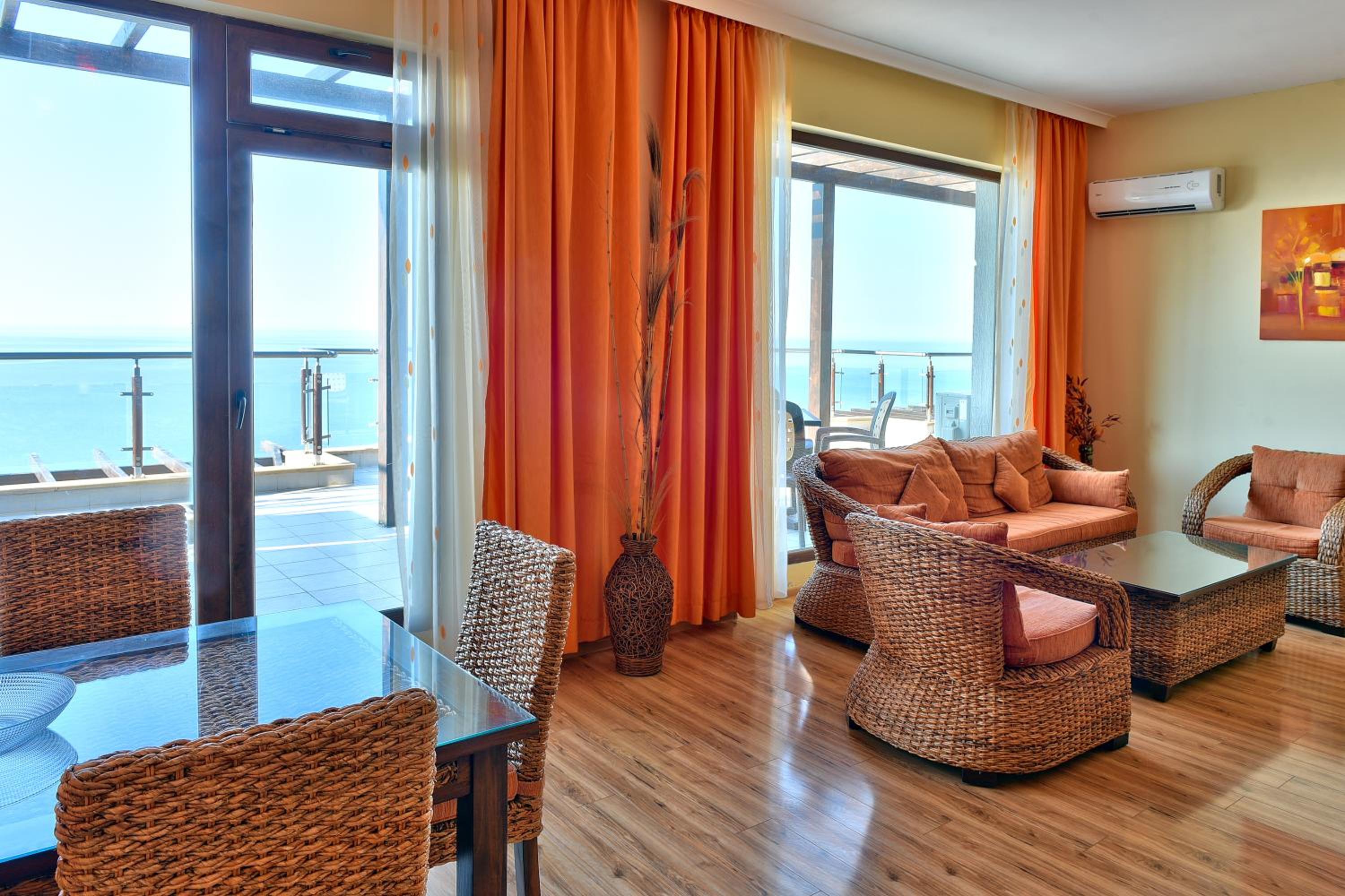 Deluxe Two-Bedroom Apartment with Balcony and Frontal Sea View - Free Access to Aquapark and Action Park - Photo 4
