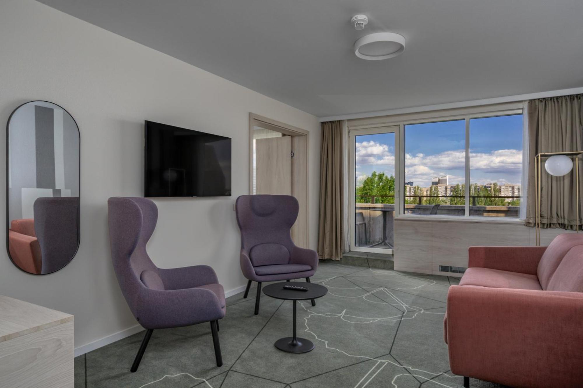 Suite with Wellness and Fitness Access - Photo 7