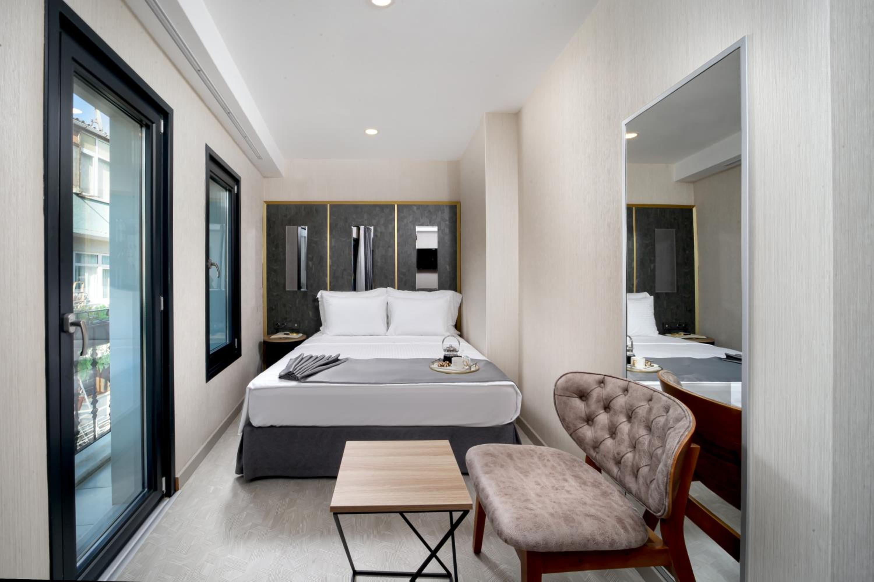 Superior King Bed with Balcony  photo 1