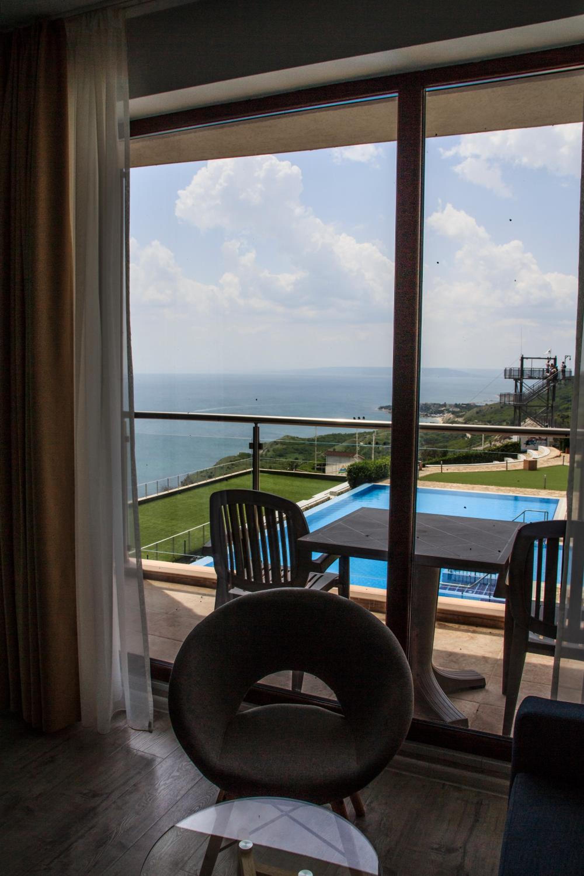 Deluxe Twin Room with Balcony and Sea View - Free Access to Aquapark and Action Park - Photo 3