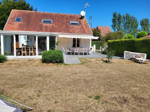 Three-Bedroom House photo 2
