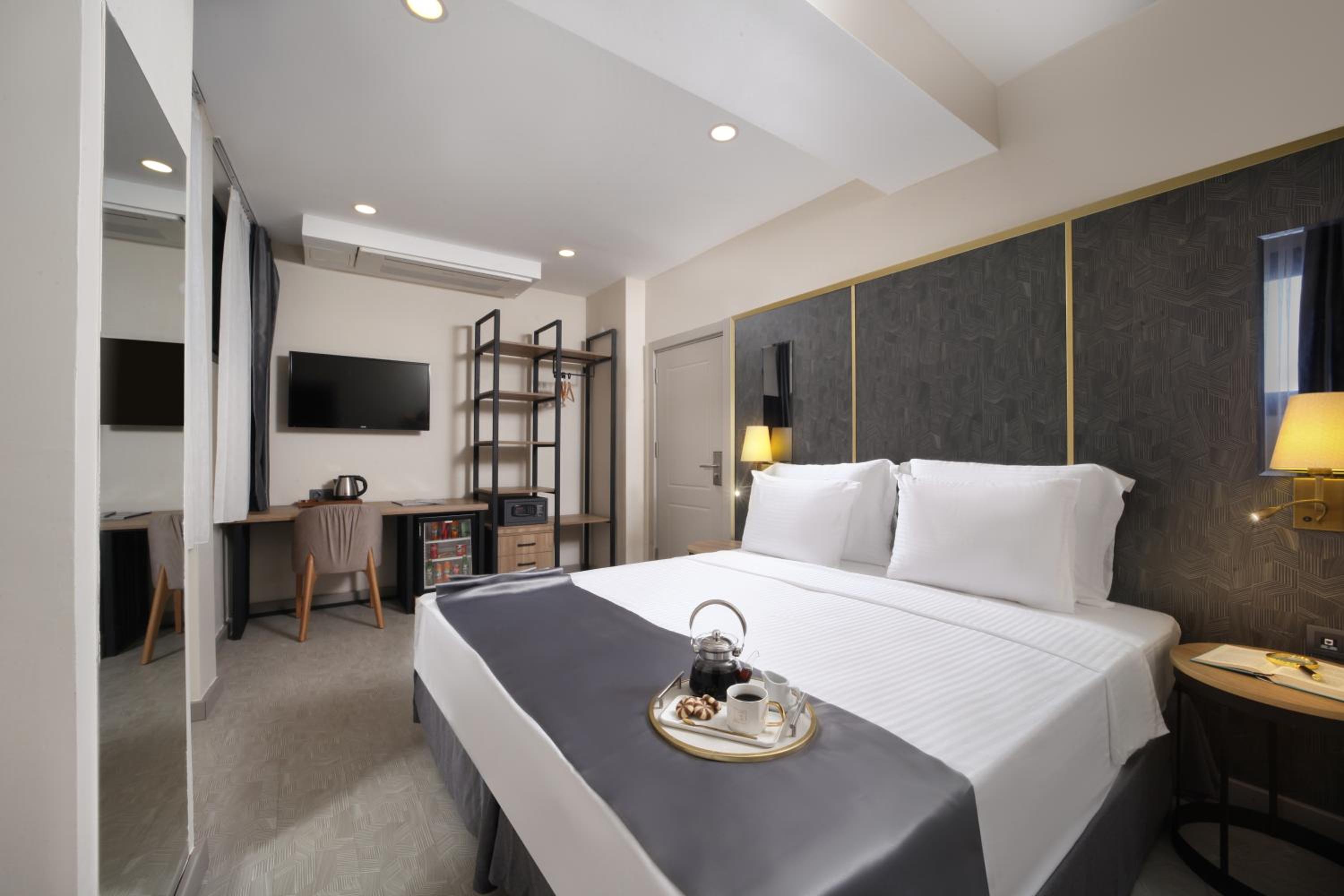Standard Double or Twin Room - Basement Floor - Annex Building photo 3