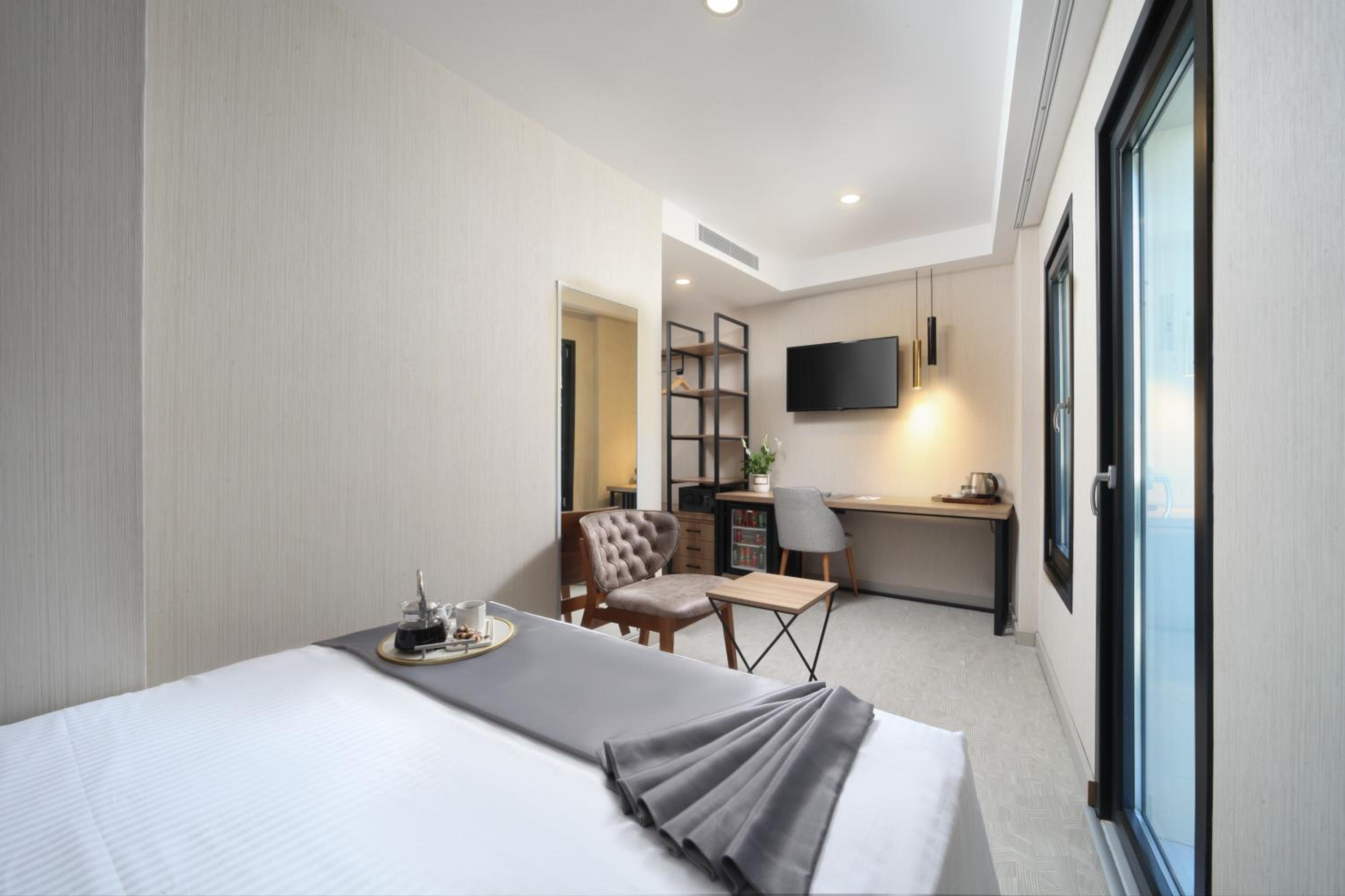 Superior King Bed with Balcony  photo 2