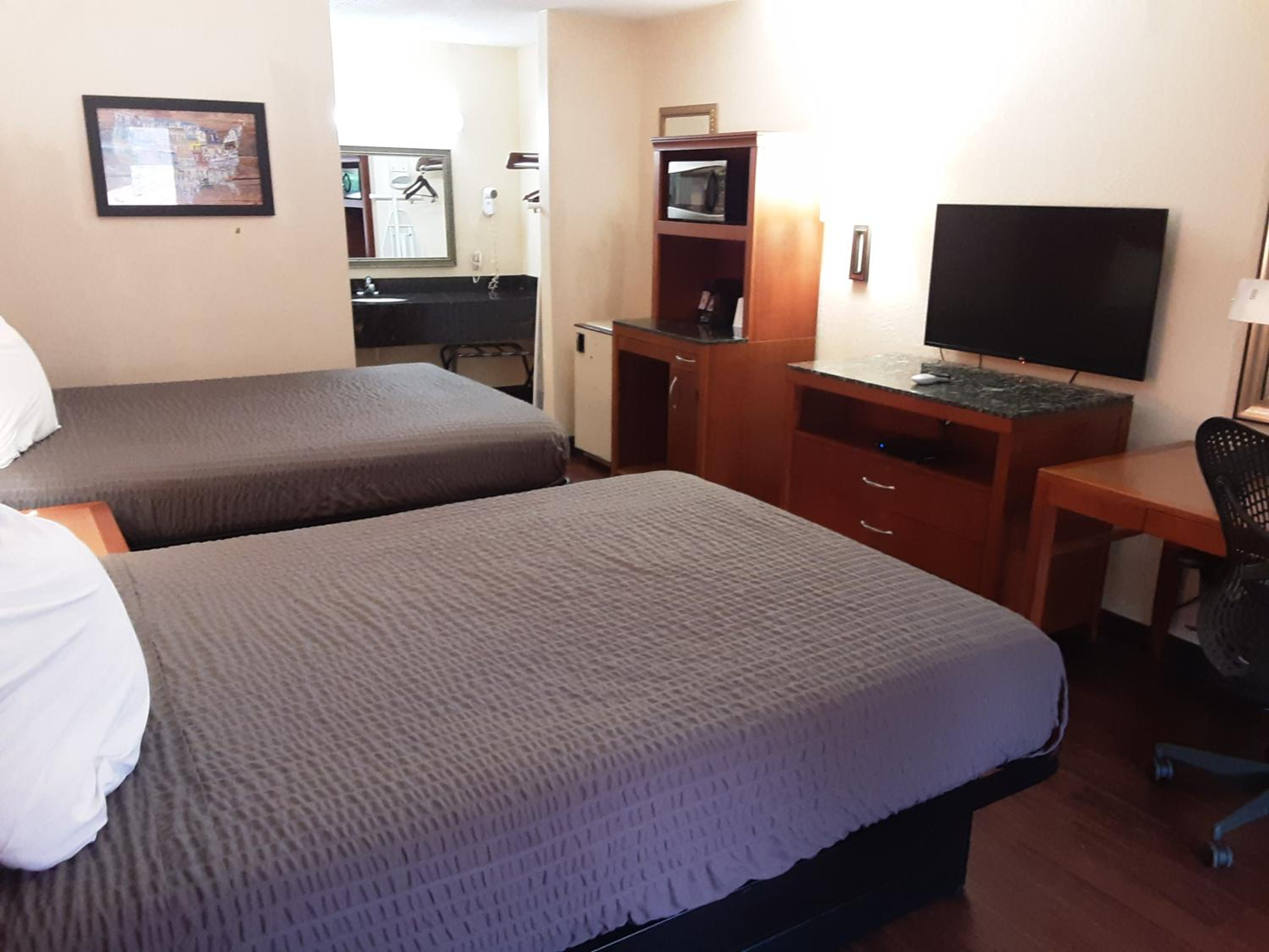 Queen Room with Two Queen Beds - Smoking - Photo 5