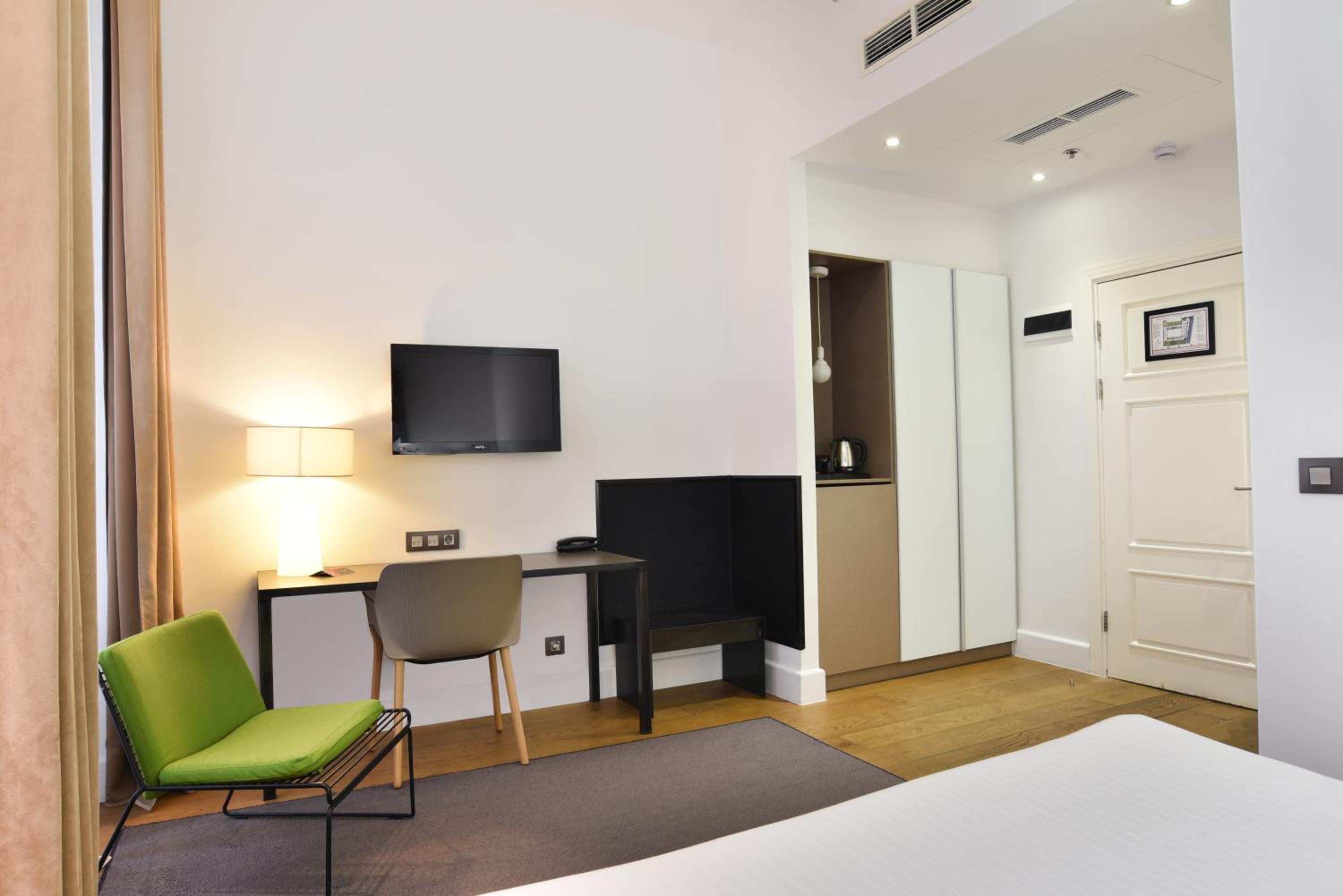Standard Double Room - Photo 8