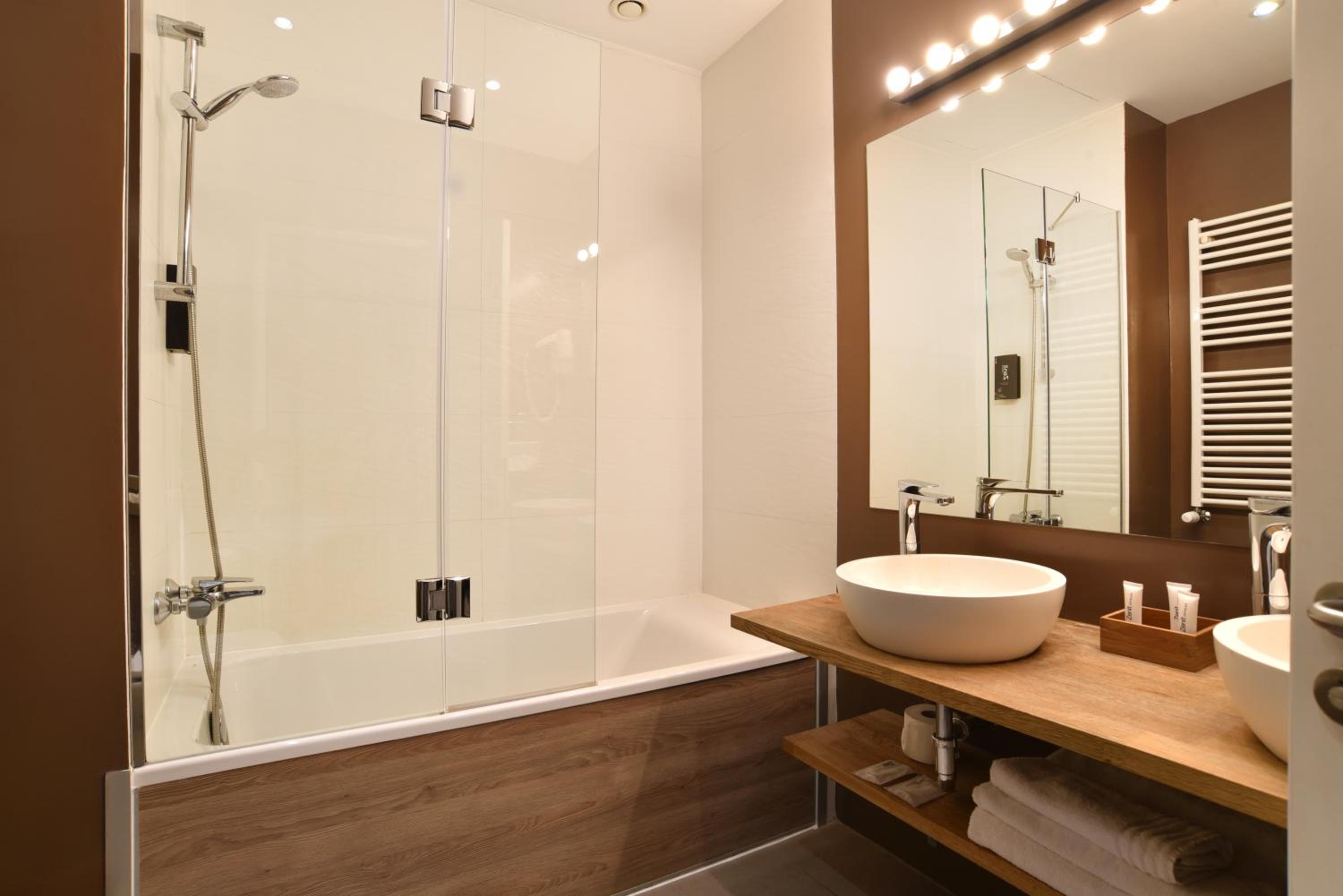 Premium Double Room thumbnail 6