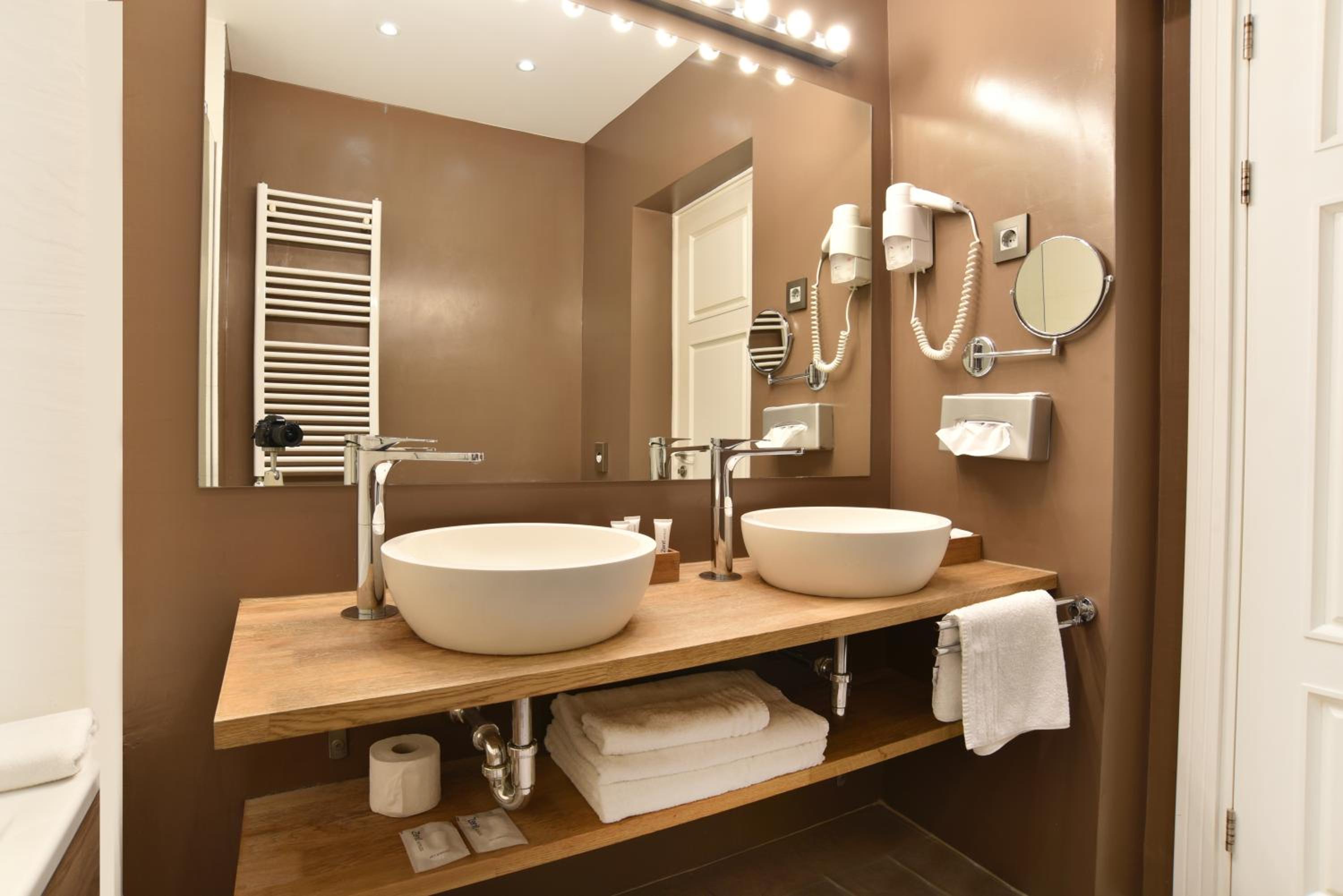 Premium Double Room thumbnail 5