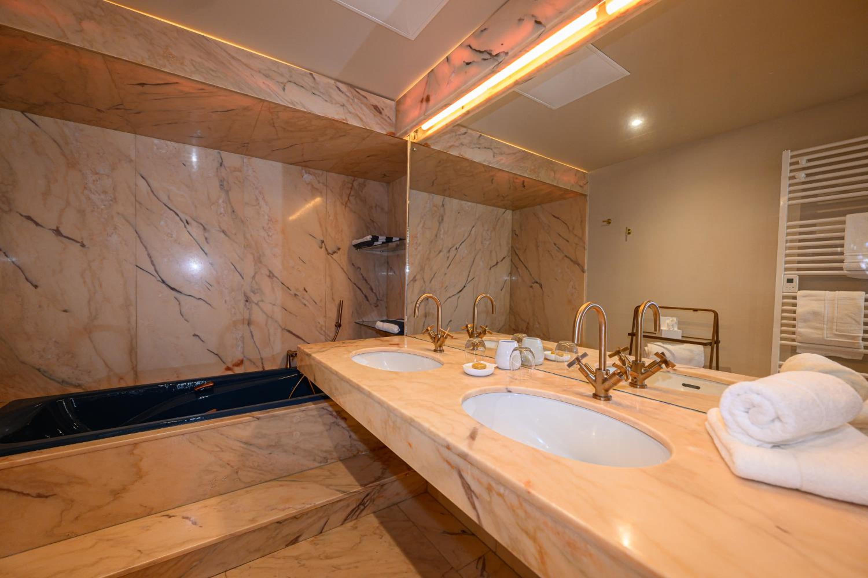 Large Double Room - Photo 4
